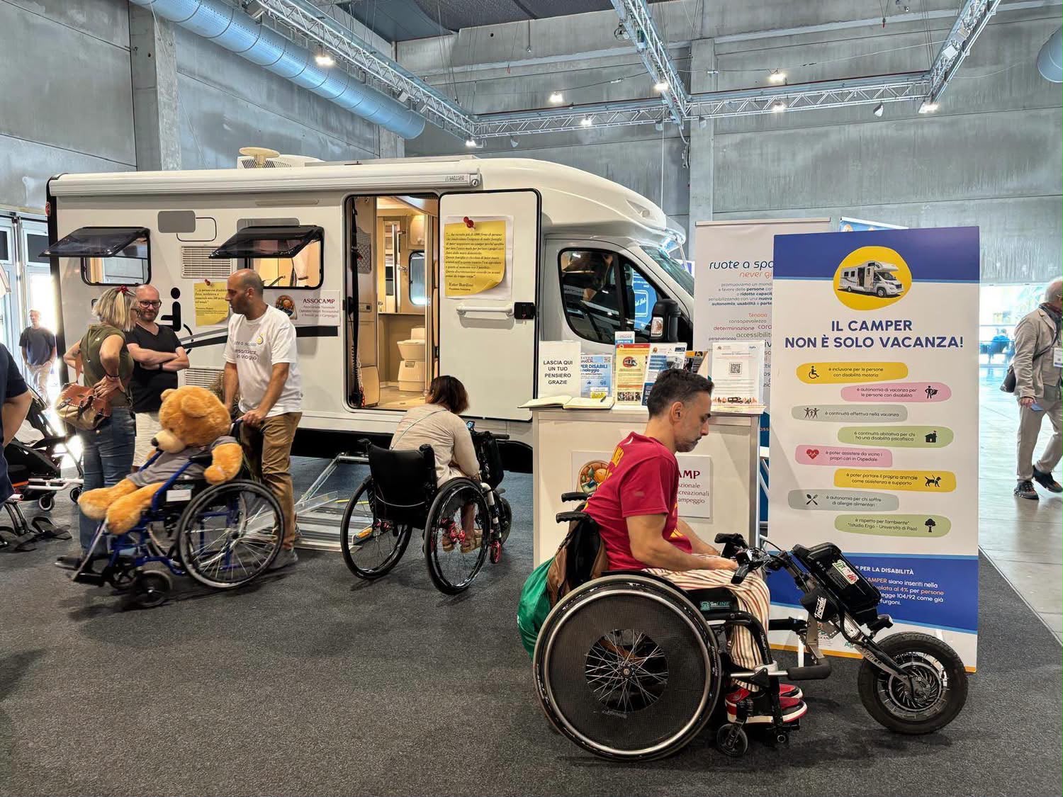 Visitatori allo stand Assocamp con camper attrezzato per disabili, Salone del Camper 2026