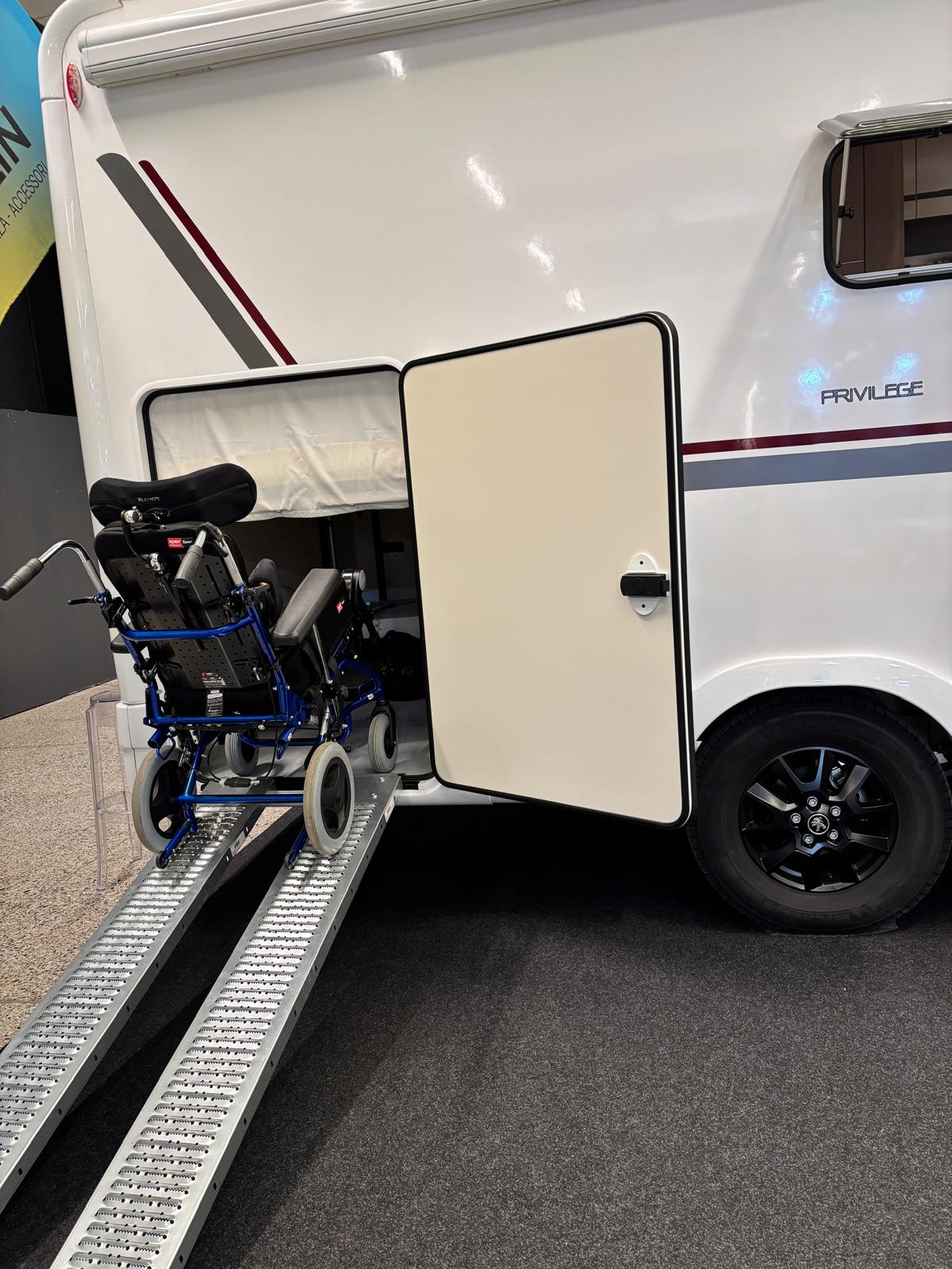 Pedana per carrozzina su camper attrezzato per disabili, presso lo stand Assocamp al Salone del Camper 2026