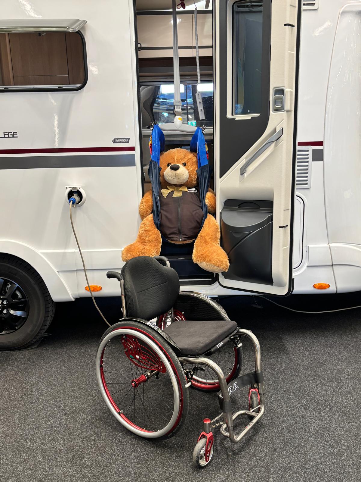 Porta attrezzata per disabili, presso lo stand Assocamp al Salone del Camper 2026