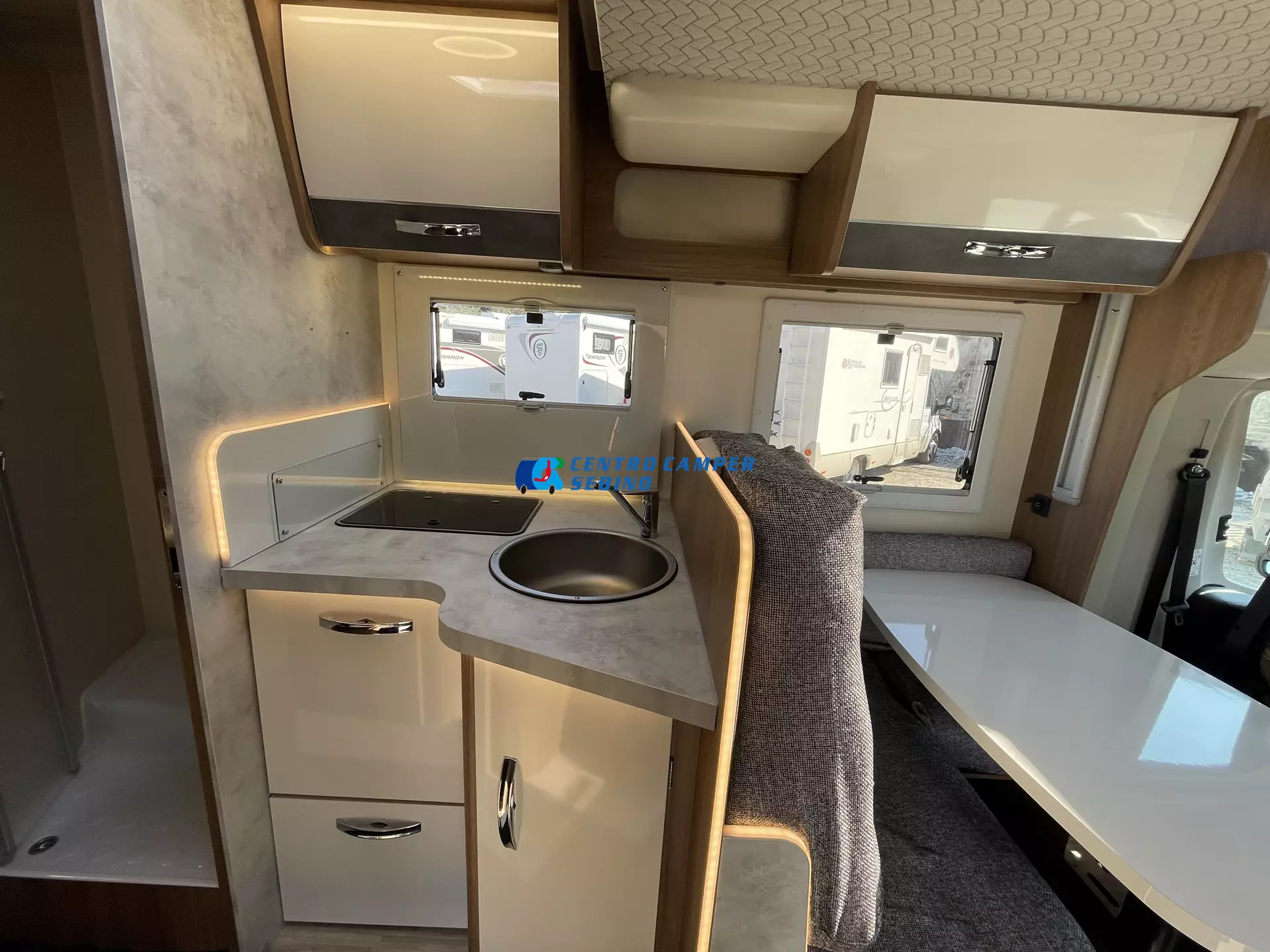 Elnagh Baron 573 camper semintegrale 7,45 mt 4 posti con letti gemelli, maxi garage e bagno con doccia separata