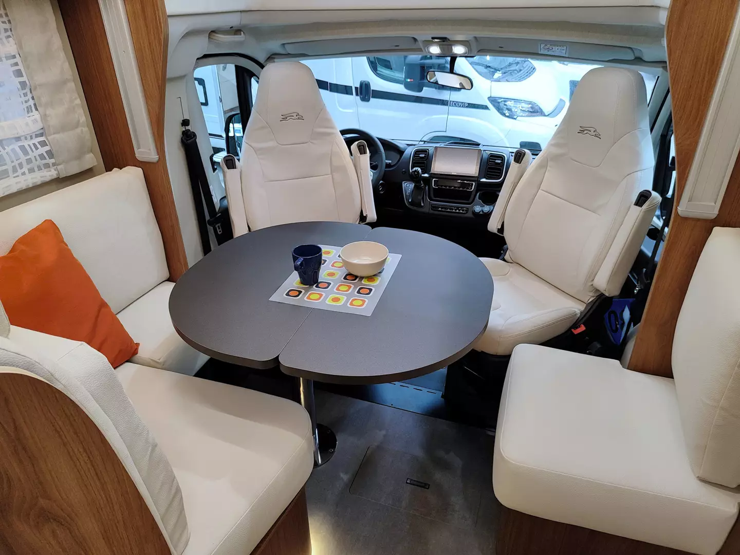 Laika Ecovip L 2009 - dinette con tavolo tondo
