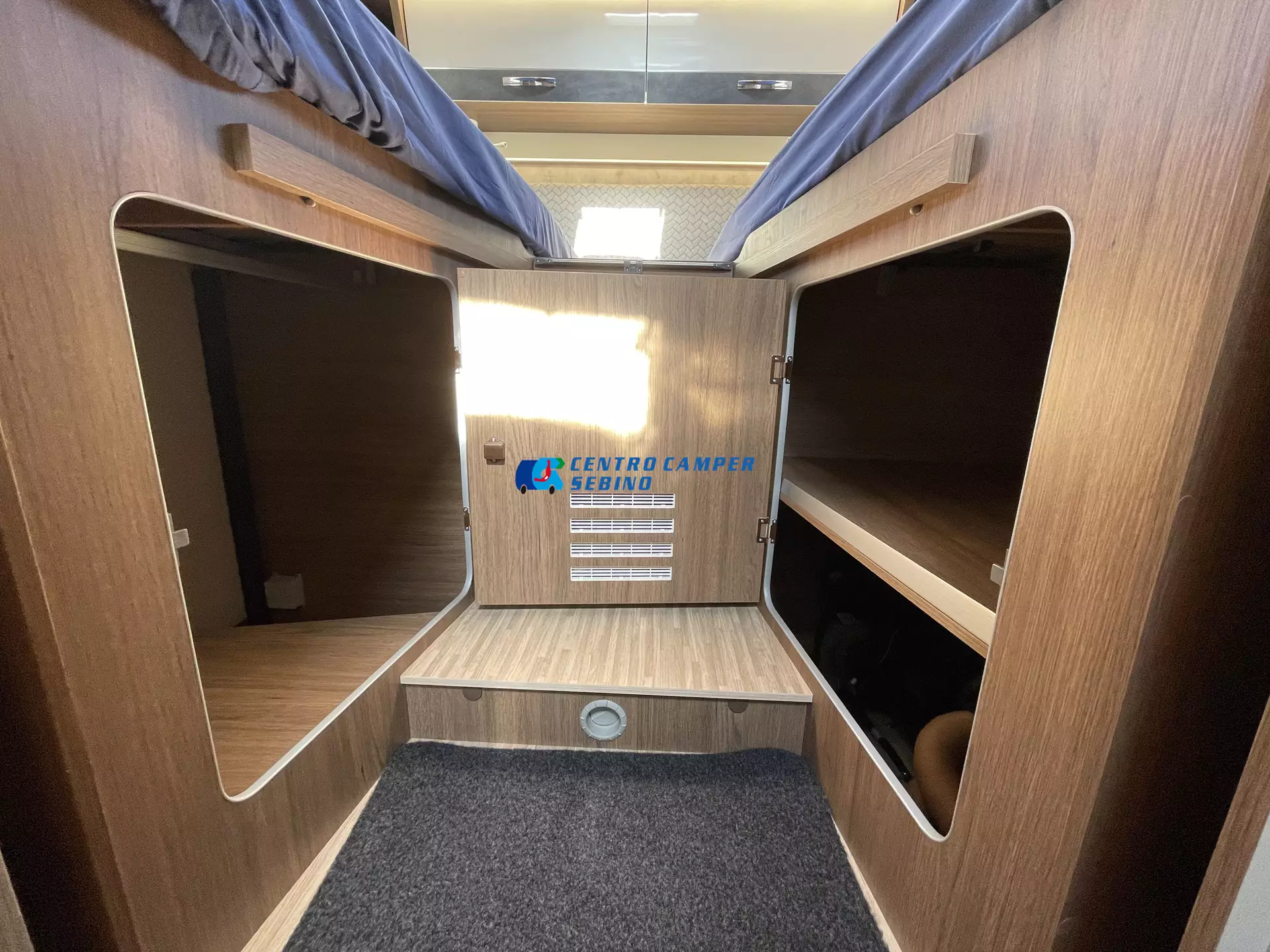 Elnagh Baron 573 camper semintegrale 7,45 mt 4 posti con letti gemelli, maxi garage e bagno con doccia separata
