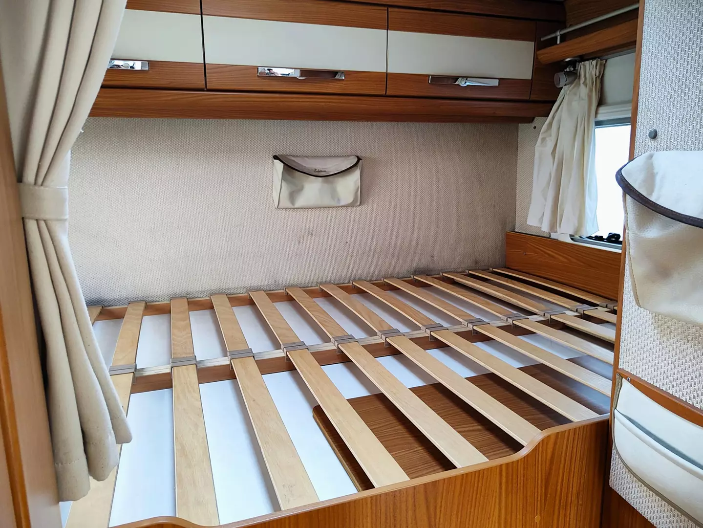 Hymer B 514 SL Gold Edition - letto matrimoniale trasversale