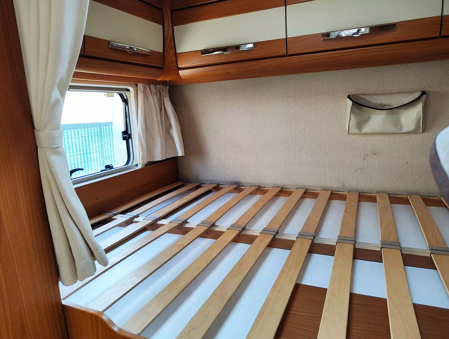 Hymer B 514 SL Gold Edition - letto matrimoniale con finestra