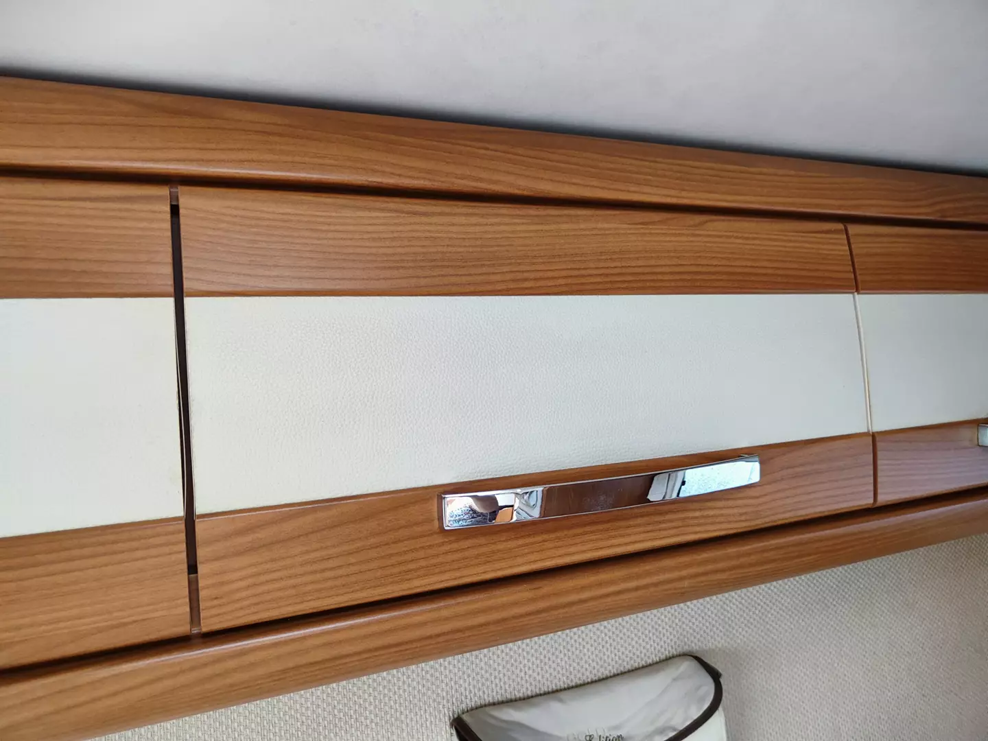 Hymer B 514 SL Gold Edition - pensile bicolore legno e bianco