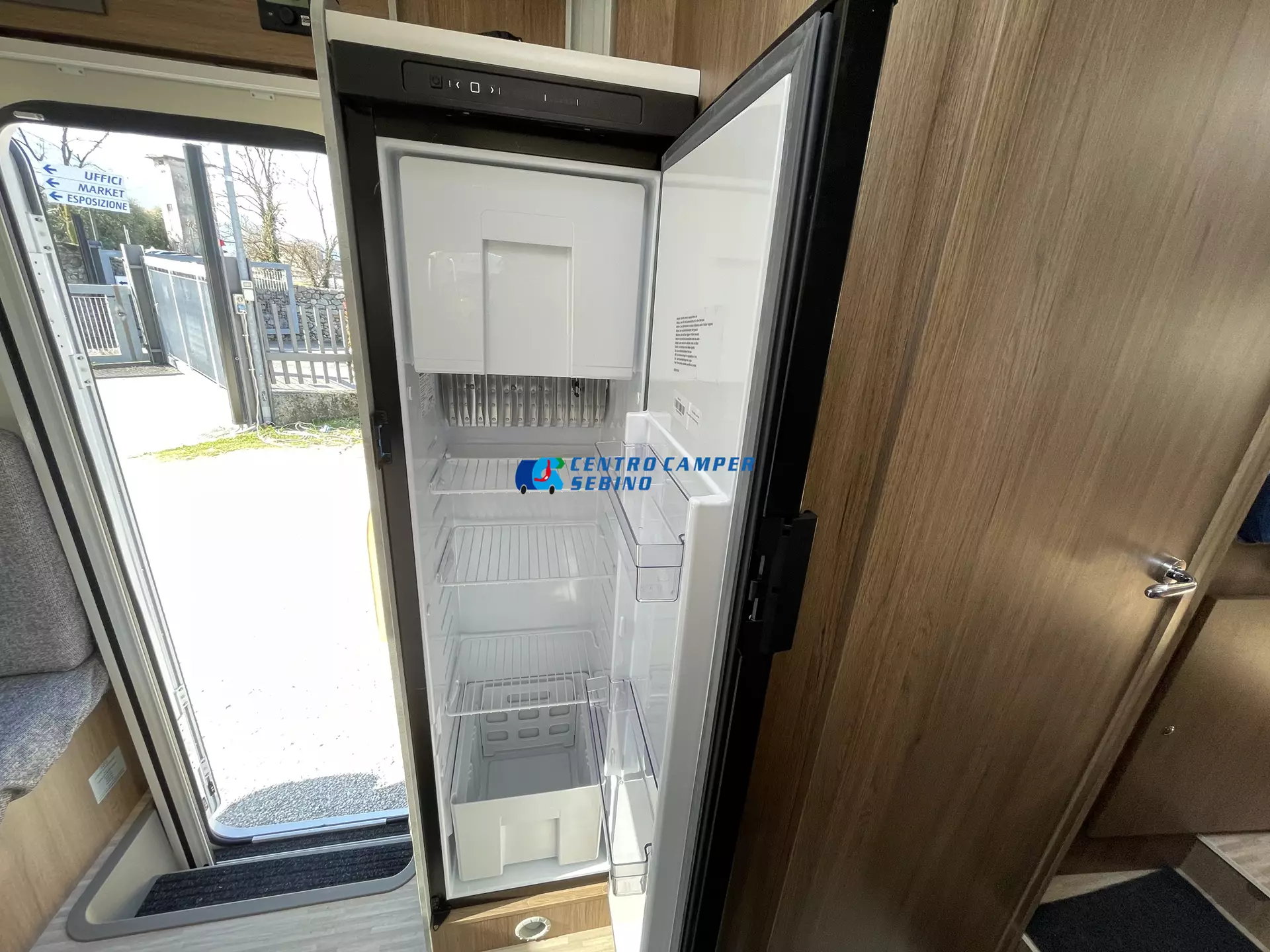 Elnagh Baron 573 camper semintegrale 7,45 mt 4 posti con letti gemelli, maxi garage e bagno con doccia separata