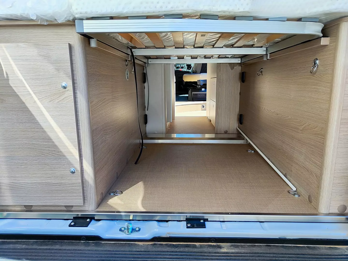 Burstner Campeo C 600 - spazio sotto al letto