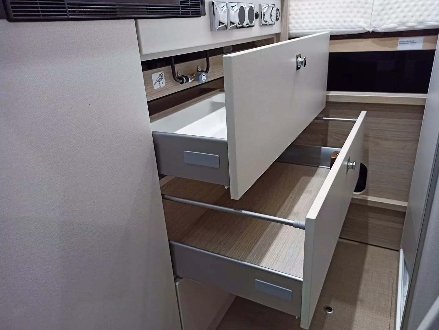 Burstner Lineo C 590 - cassettoni della cucina