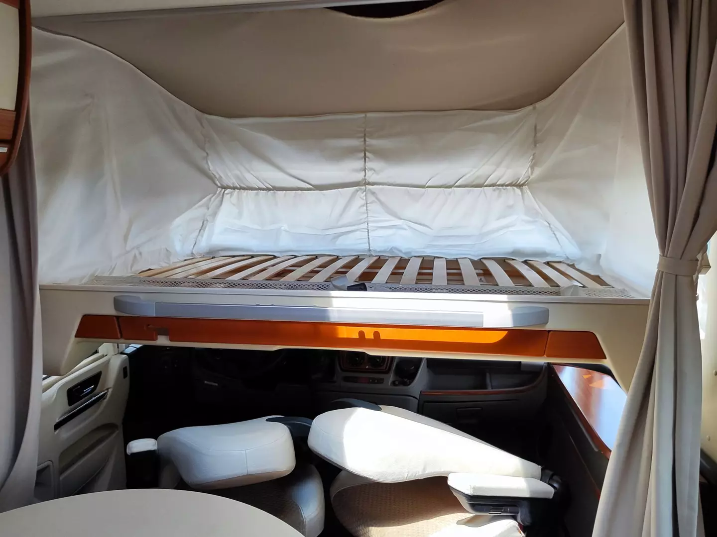 Hymer B 514 SL Gold Edition - letto basculante sopra la dinette