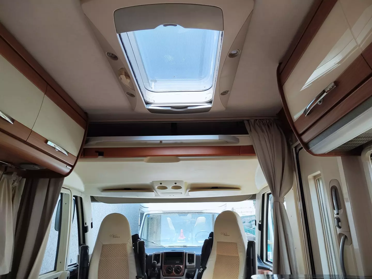Hymer B 514 SL Gold Edition - oblò sul tetto