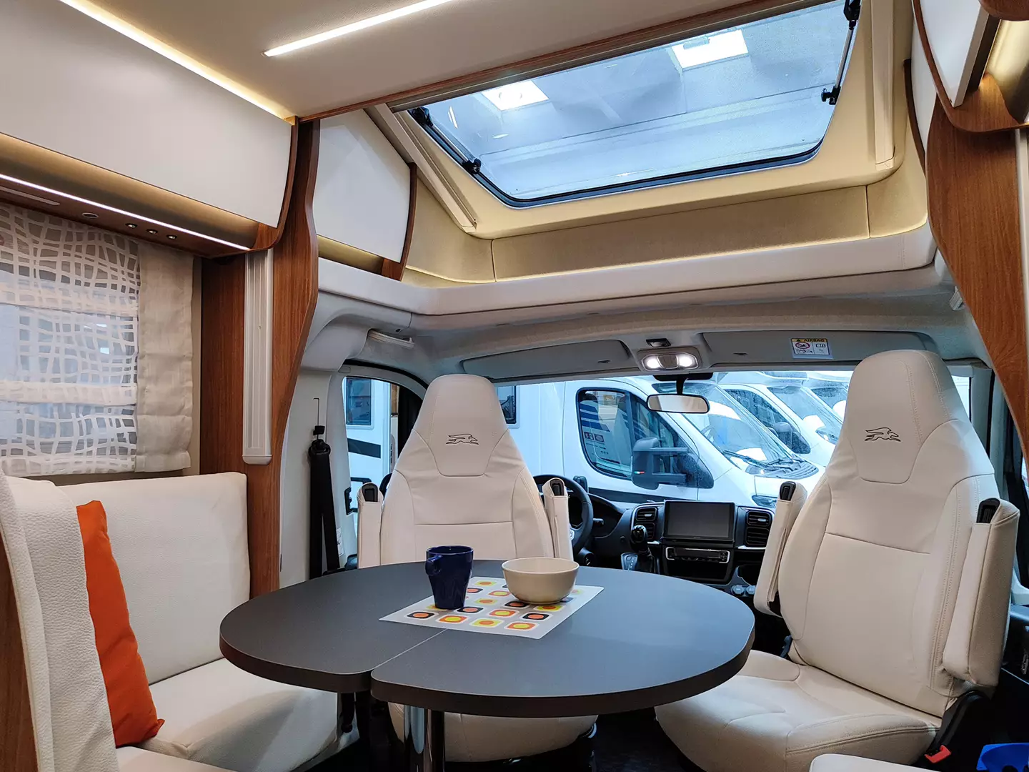 Laika Ecovip L 2009 - Oblò panoramico sopra la dinette