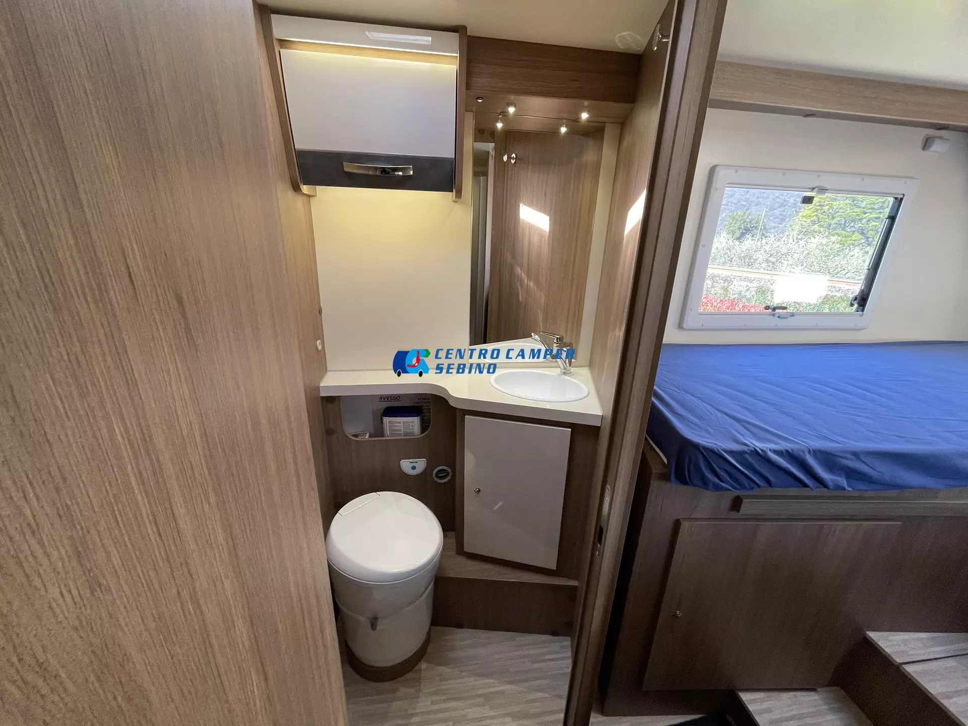 Elnagh Baron 573 camper semintegrale 7,45 mt 4 posti con letti gemelli, maxi garage e bagno con doccia separata