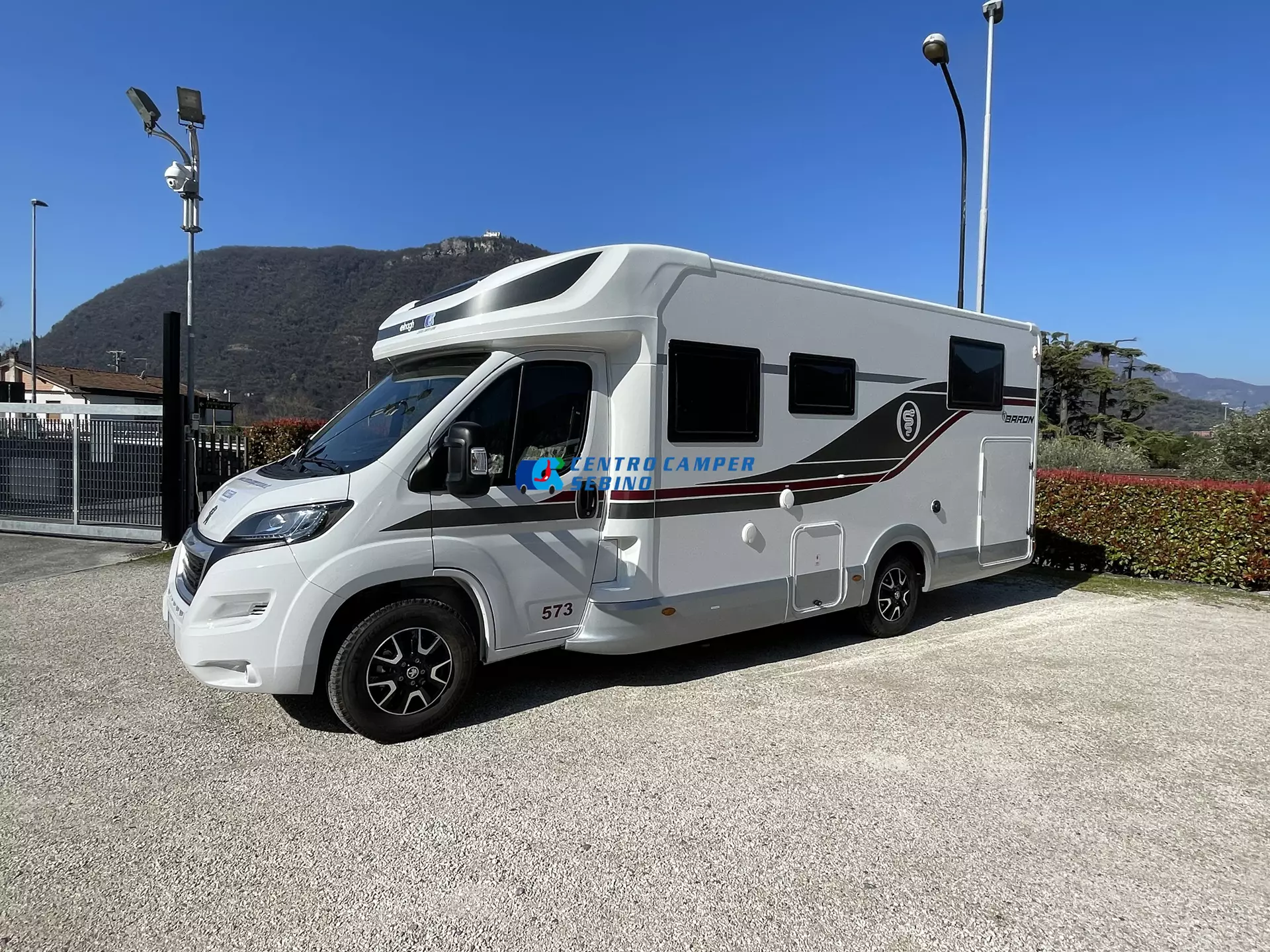 Elnagh Baron 573 camper semintegrale 7,45 mt 4 posti con letti gemelli, maxi garage e bagno con doccia separata