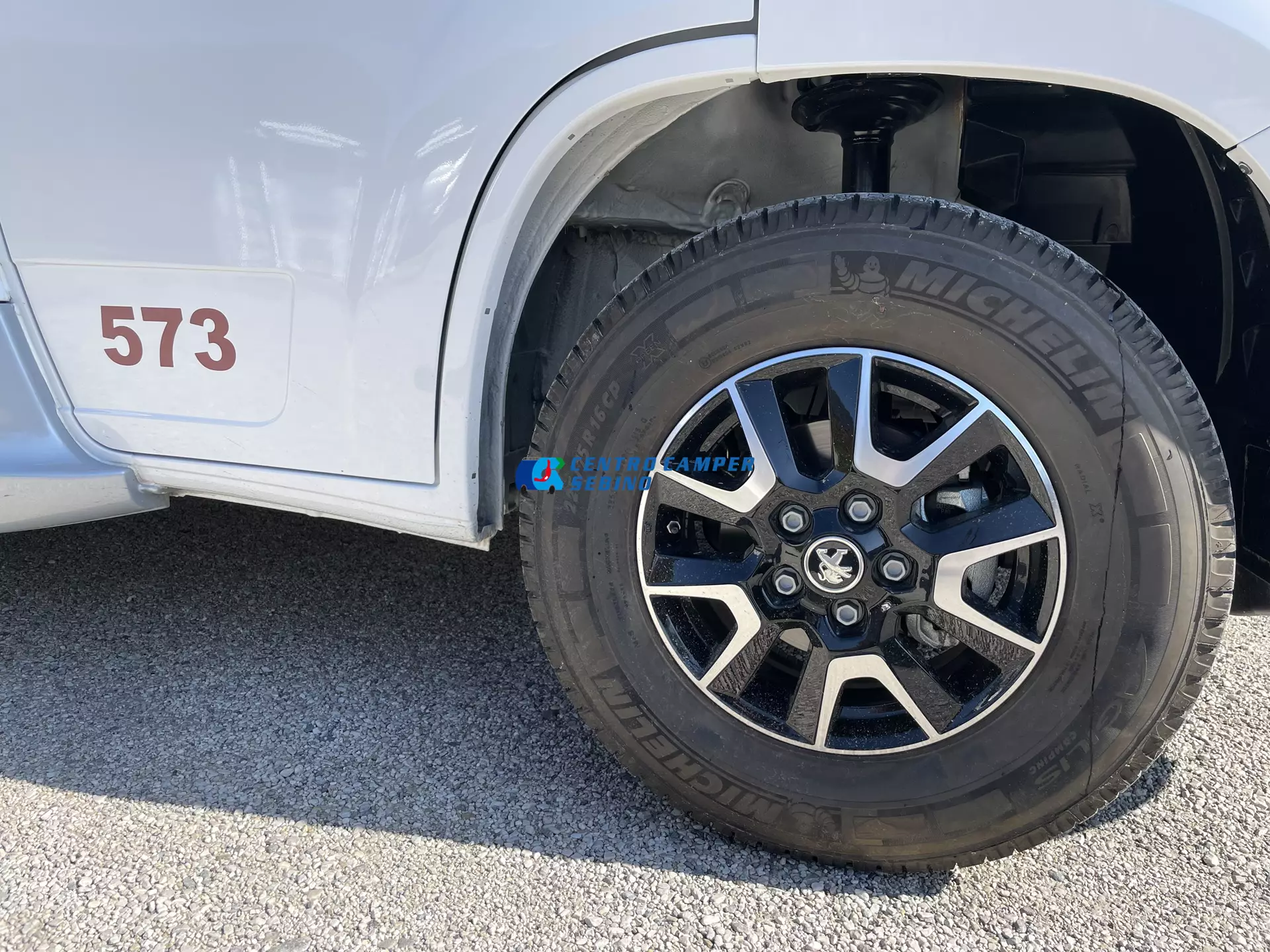 Elnagh Baron 573 camper semintegrale 7,45 mt 4 posti con letti gemelli, maxi garage e bagno con doccia separata