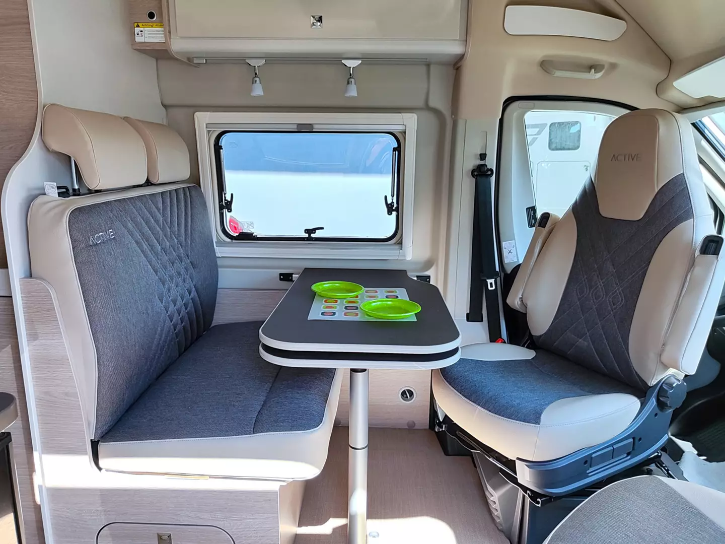 Burstner Campeo C 600 - dinette