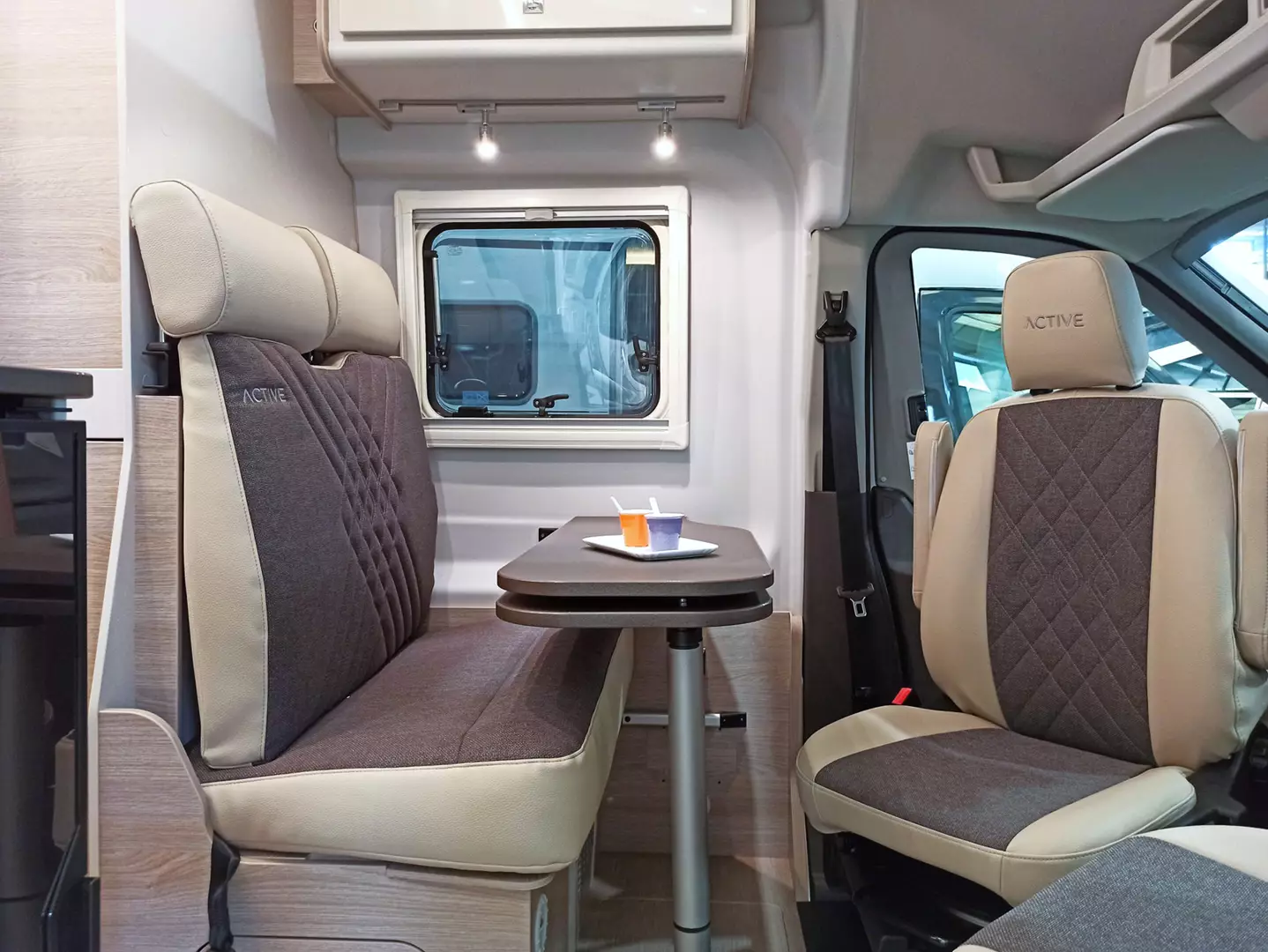 Burstner Lineo C 590 - zona giorno