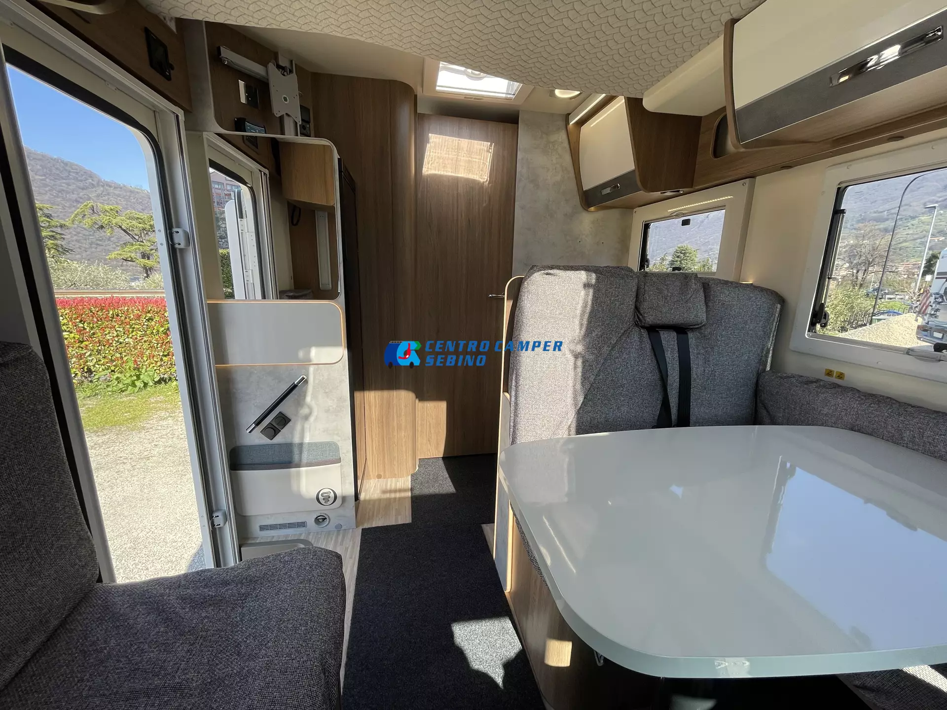 Elnagh Baron 573 camper semintegrale 7,45 mt 4 posti con letti gemelli, maxi garage e bagno con doccia separata