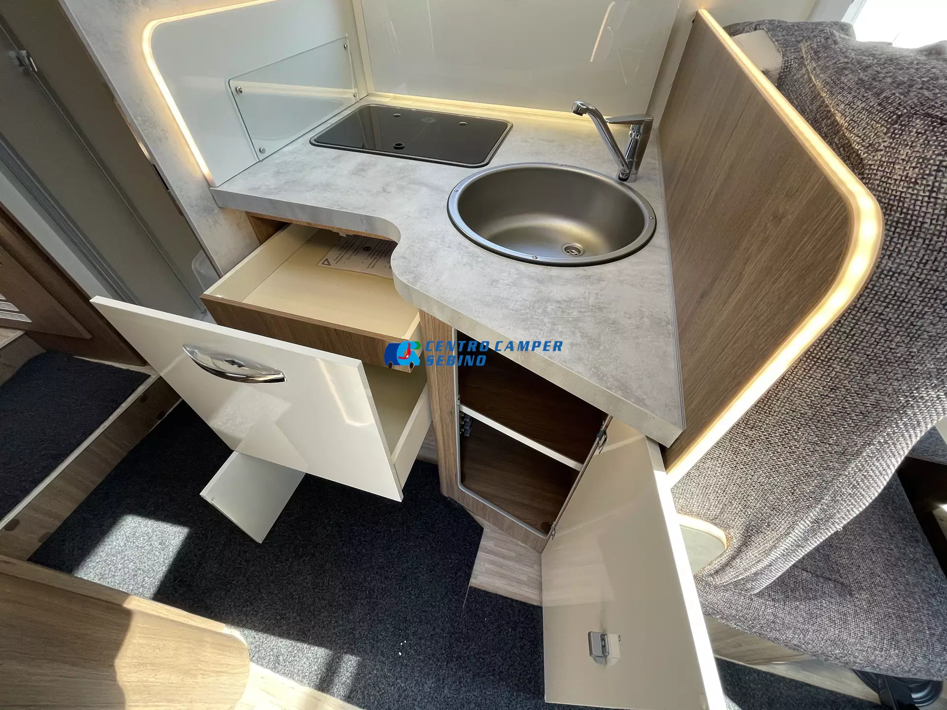 Elnagh Baron 573 camper semintegrale 7,45 mt 4 posti con letti gemelli, maxi garage e bagno con doccia separata