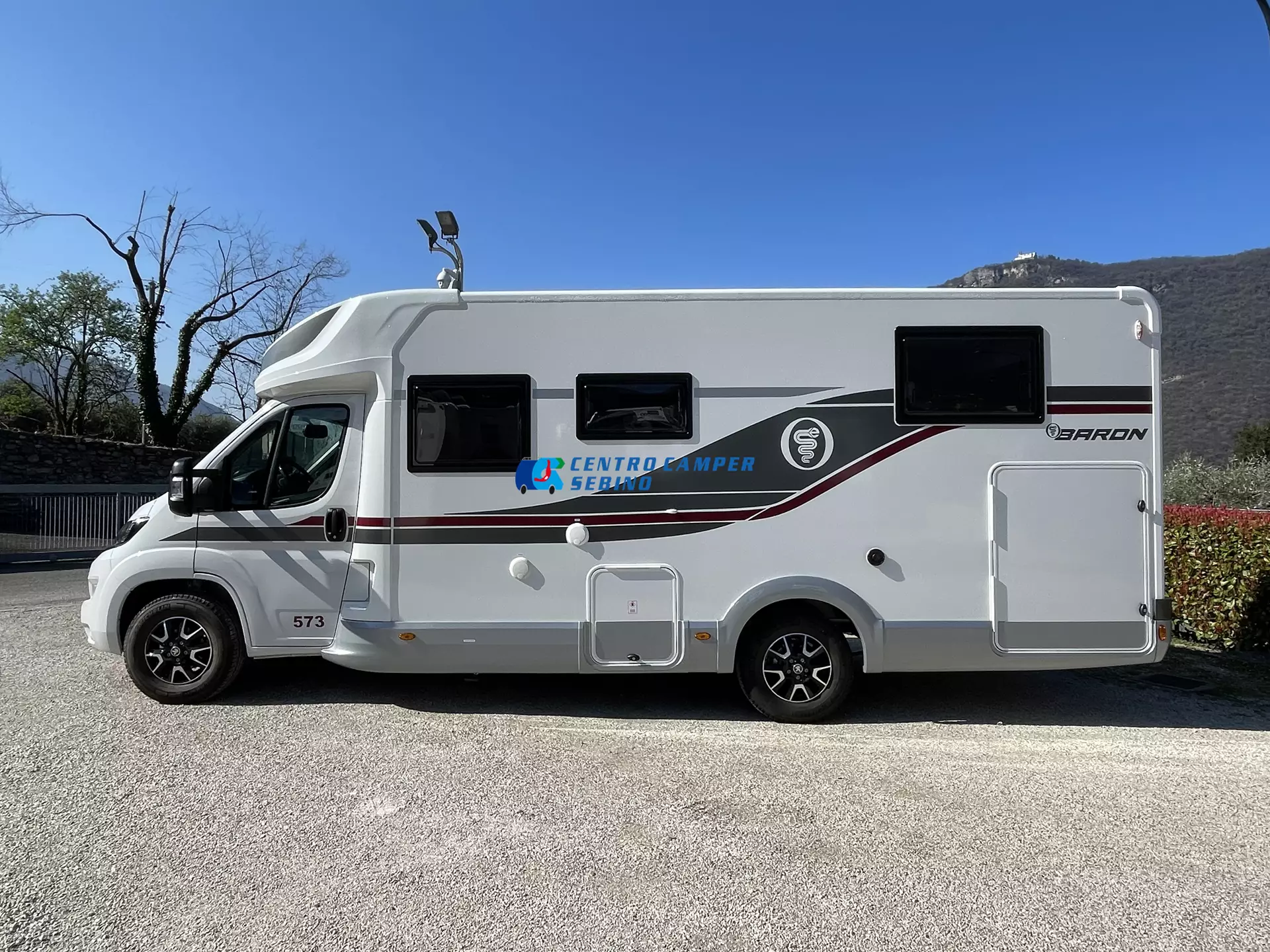 Elnagh Baron 573 camper semintegrale 7,45 mt 4 posti con letti gemelli, maxi garage e bagno con doccia separata