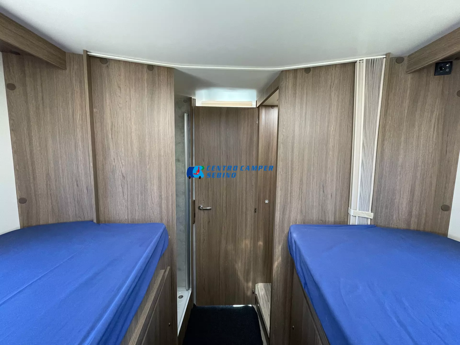 Elnagh Baron 573 camper semintegrale 7,45 mt 4 posti con letti gemelli, maxi garage e bagno con doccia separata