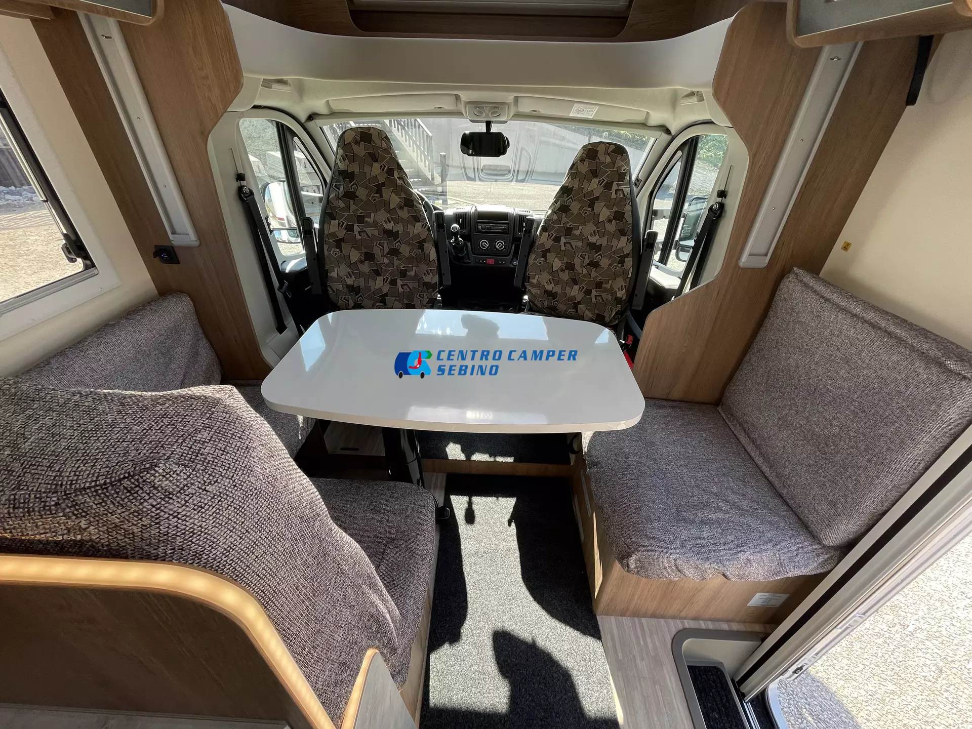 Elnagh Baron 573 camper semintegrale 7,45 mt 4 posti con letti gemelli, maxi garage e bagno con doccia separata