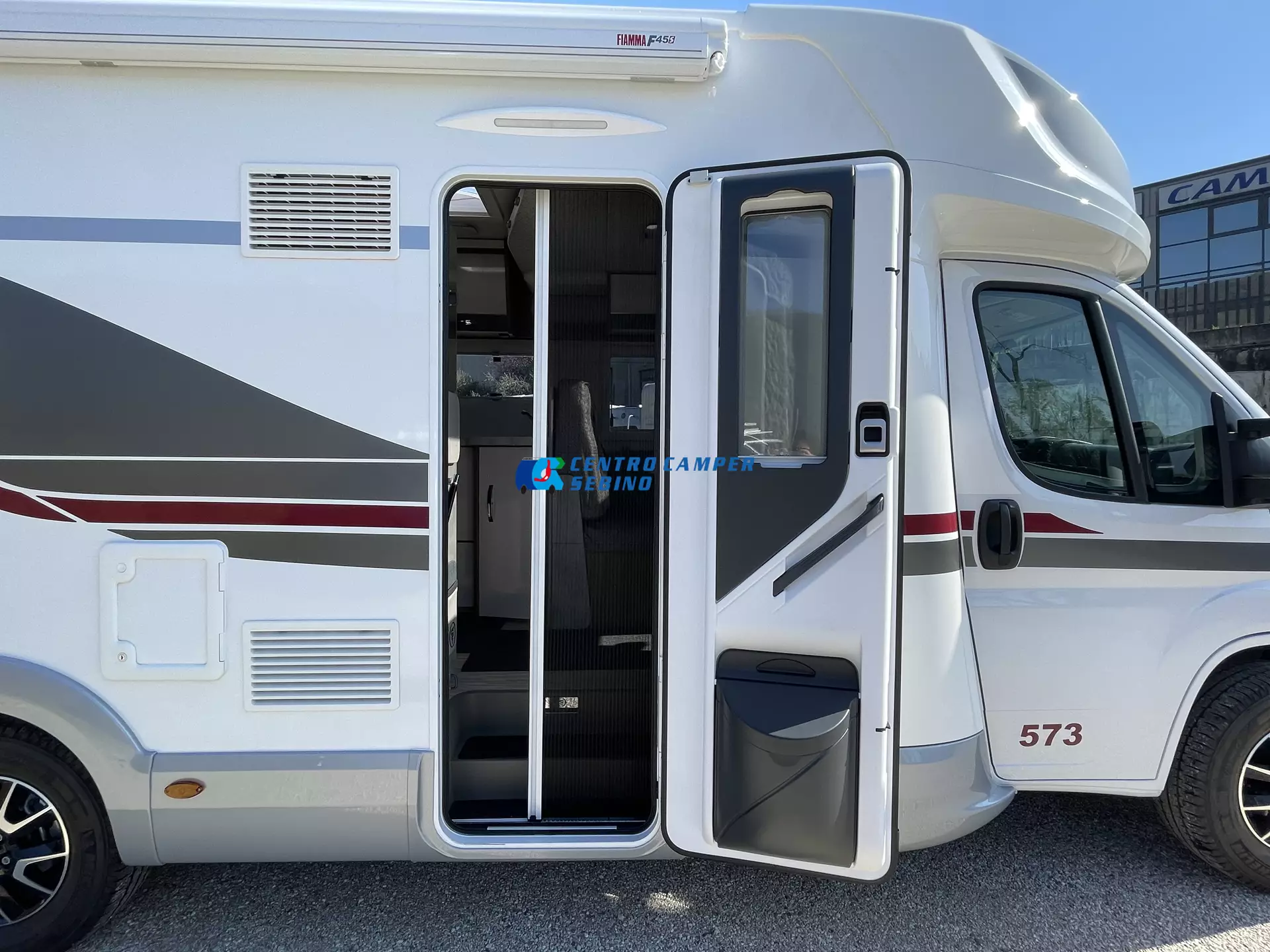 Elnagh Baron 573 camper semintegrale 7,45 mt 4 posti con letti gemelli, maxi garage e bagno con doccia separata