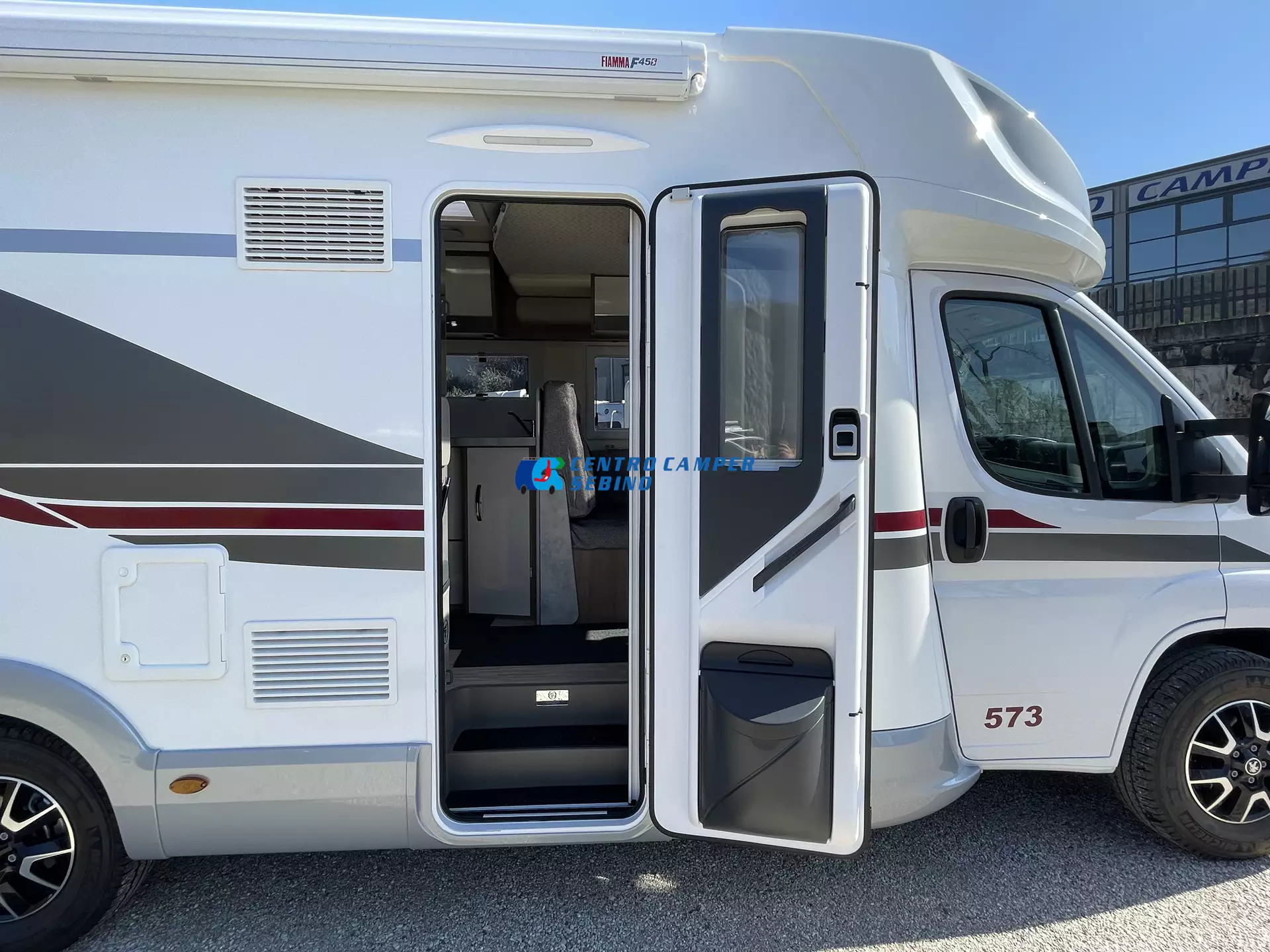 Elnagh Baron 573 camper semintegrale 7,45 mt 4 posti con letti gemelli, maxi garage e bagno con doccia separata