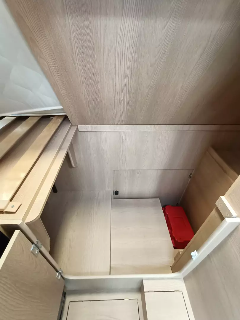 Spazio stivaggio sotto letto in coda