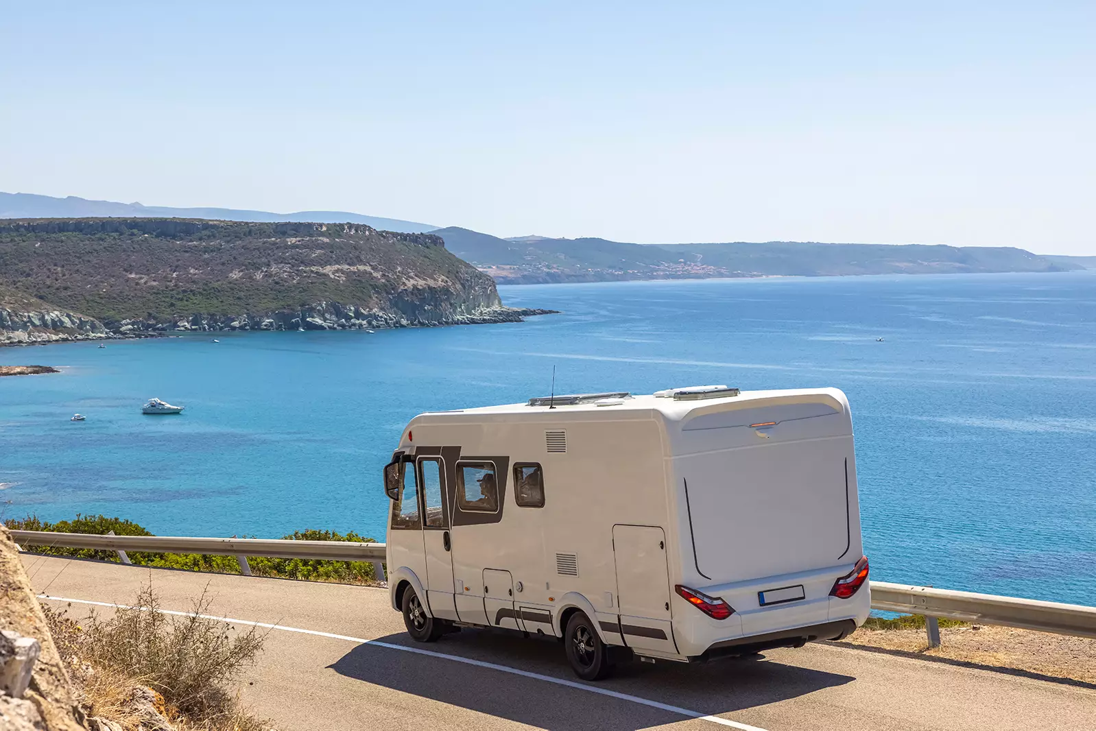 Camper motorhome in riva al mare