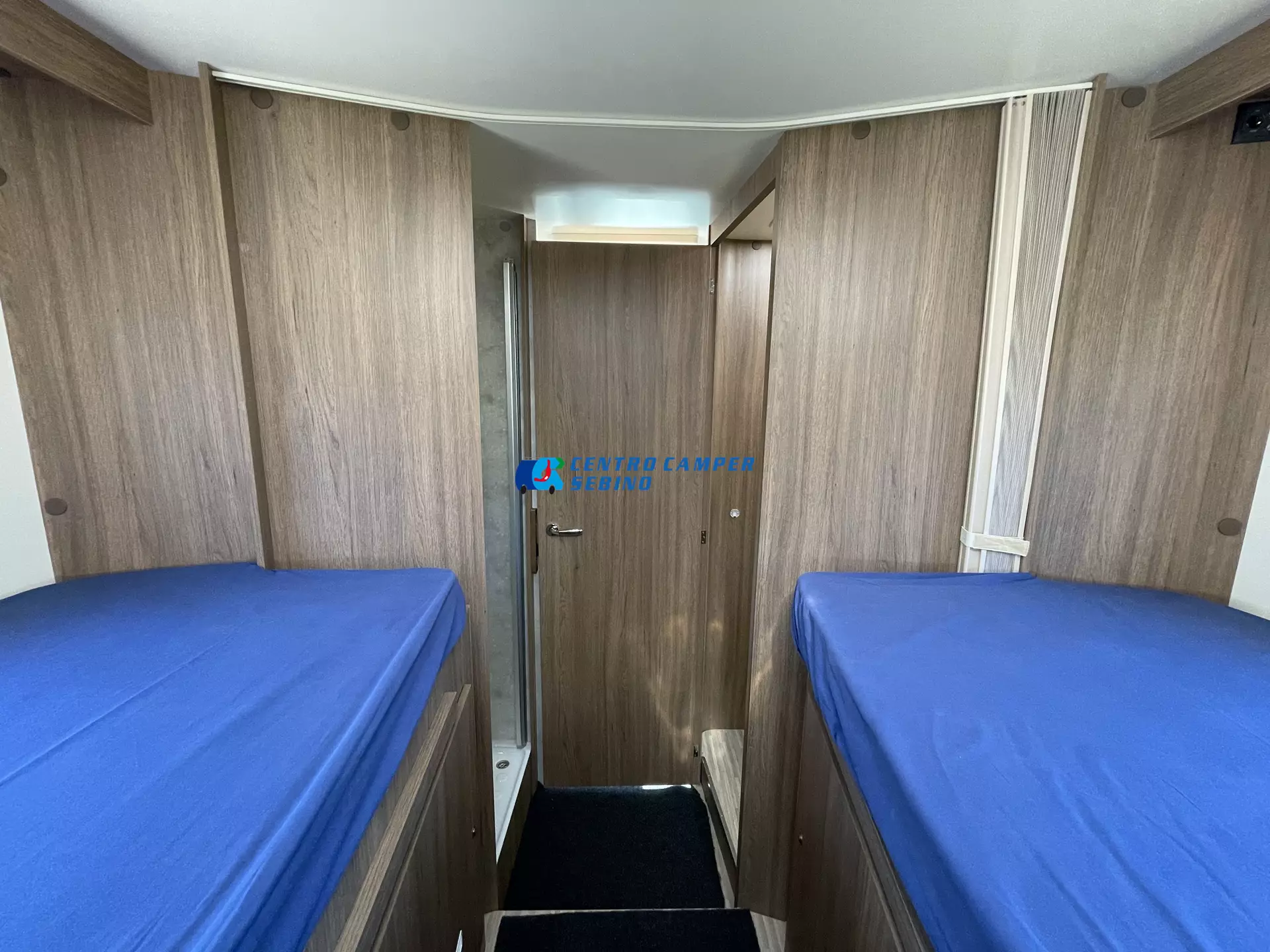 Elnagh Baron 573 camper semintegrale 7,45 mt 4 posti con letti gemelli, maxi garage e bagno con doccia separata