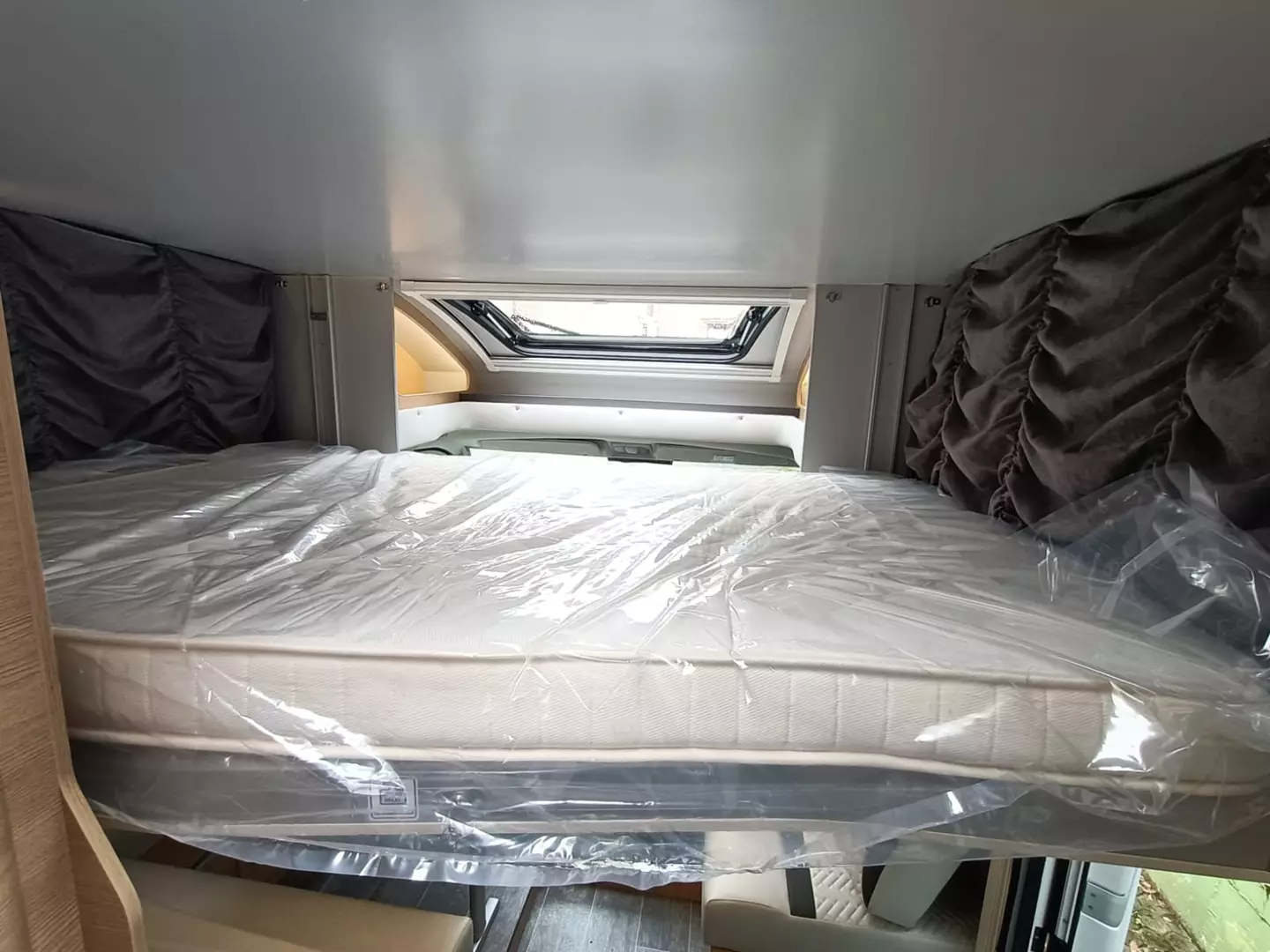Letto basculante sopra dinette
