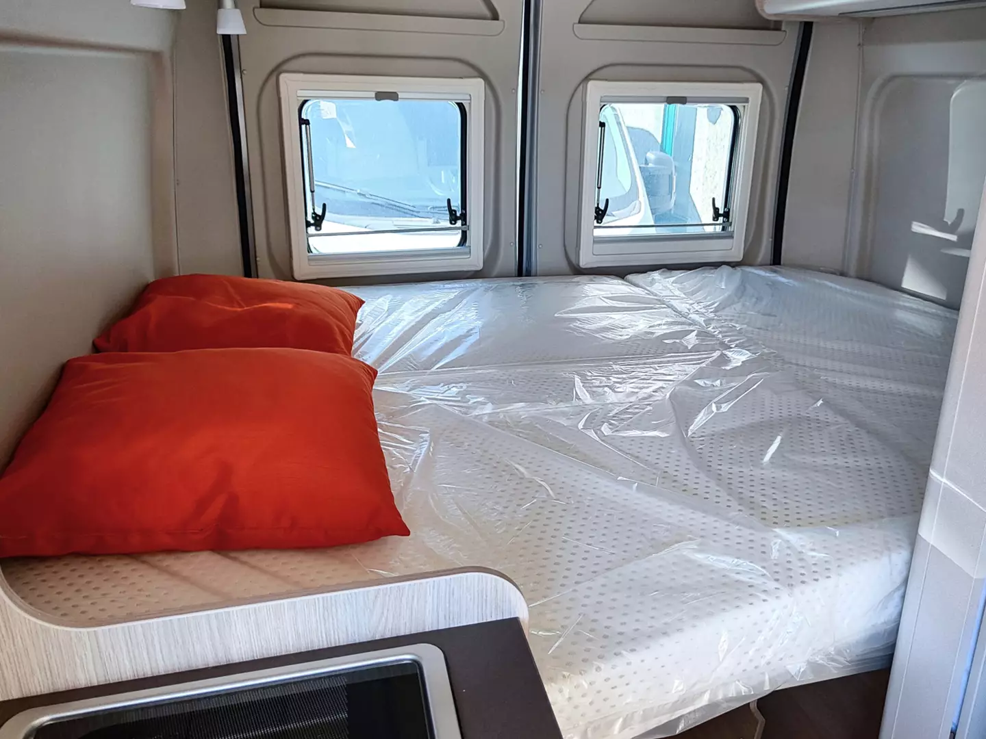 Burstner Campeo C 600 - letto matrimoniale posteriore
