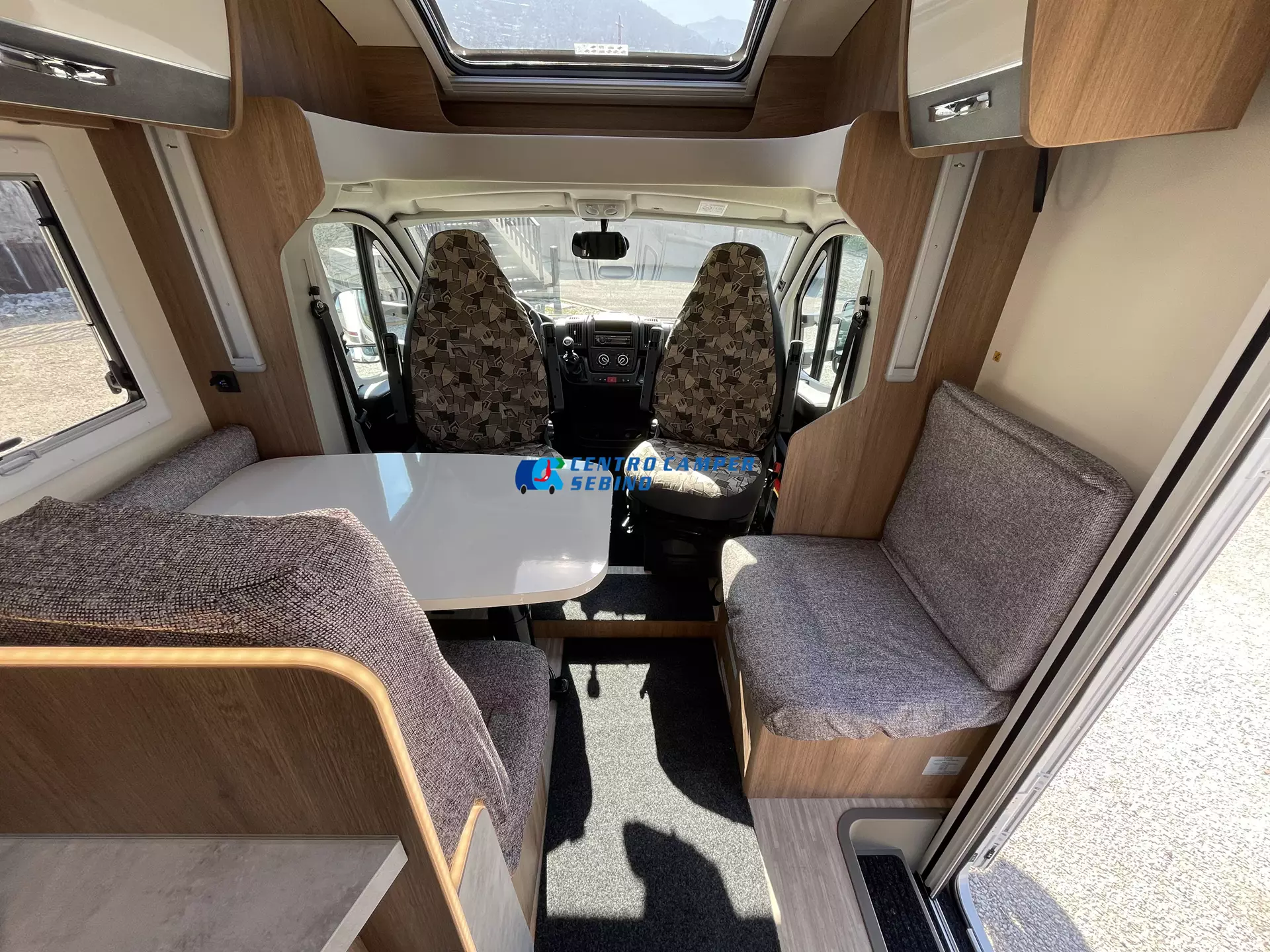 Elnagh Baron 573 camper semintegrale 7,45 mt 4 posti con letti gemelli, maxi garage e bagno con doccia separata