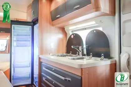 cucina con frigo