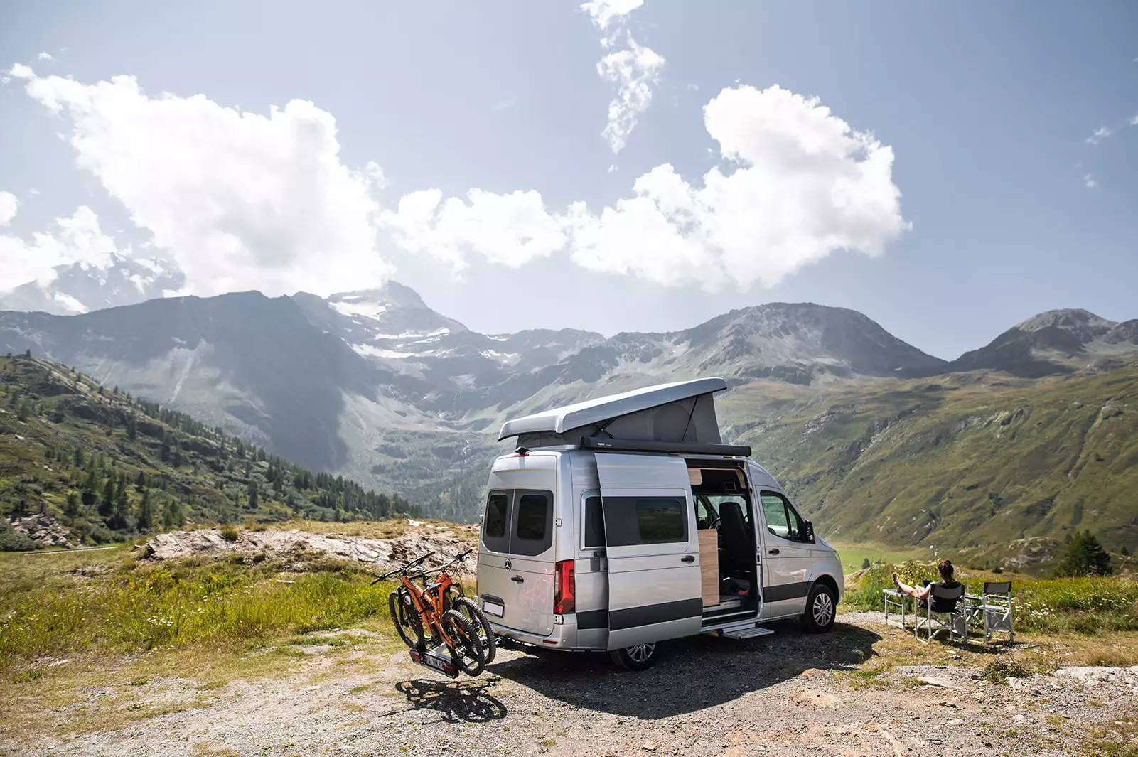 Camper furgonato in paesaggio di montagna