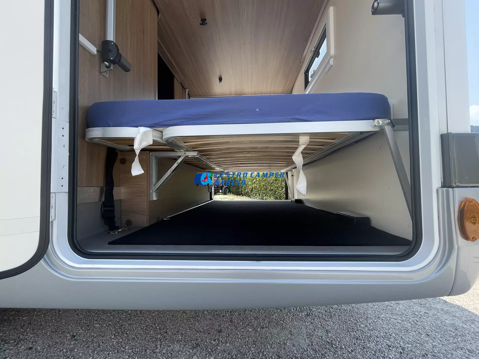Elnagh Baron 20 spazio di stivaggio posteriore con letto abbassato