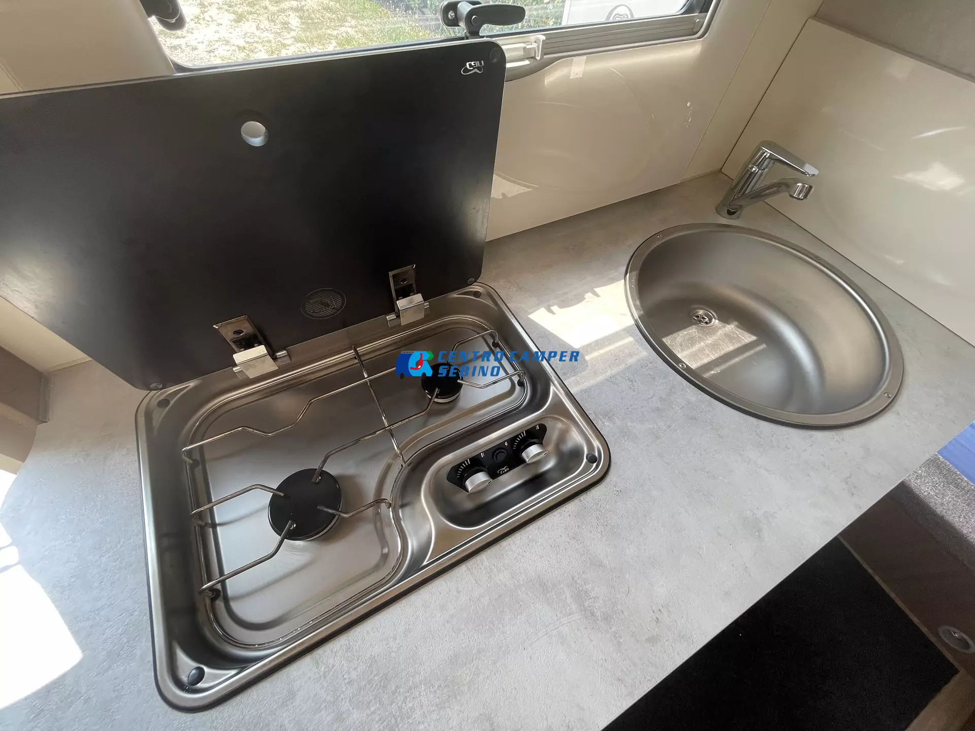 Elnagh Baron 20 cucina lineare con piano cottura a due fuochi e lavello separato