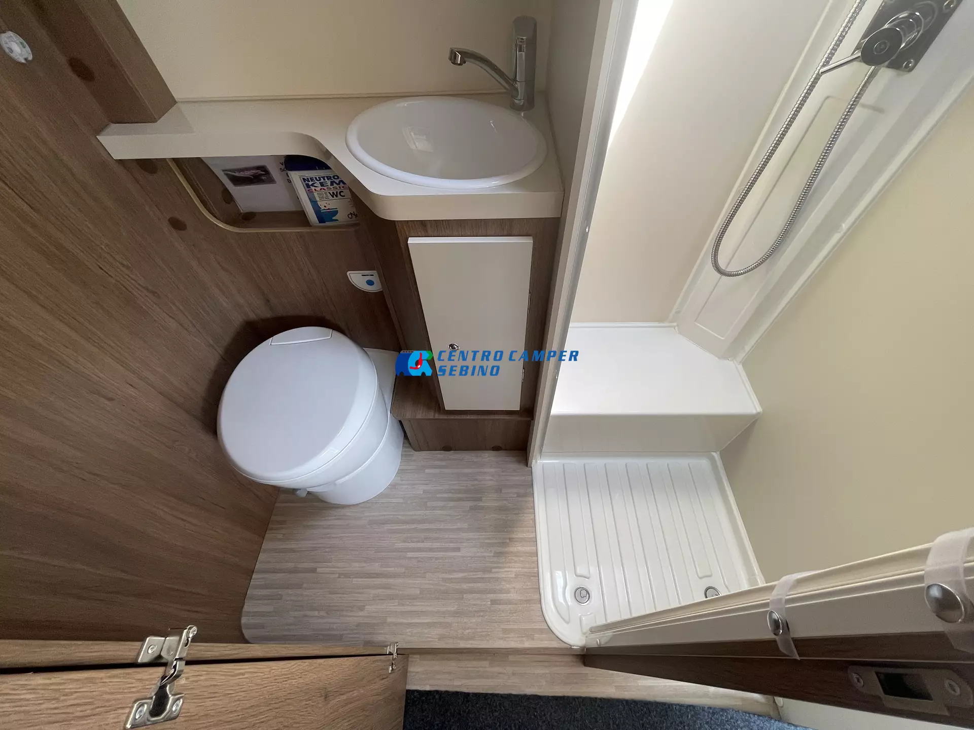 Elnagh Baron 20 bagno con doccia separata
