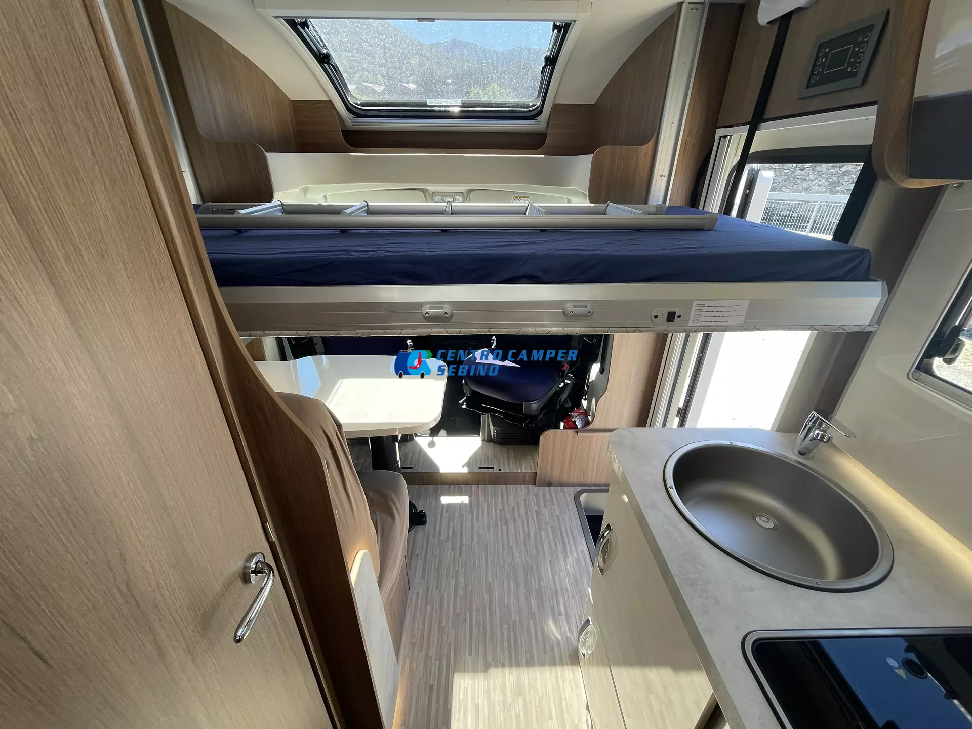 Elnagh Baron 531 con letto basculante anteriore elettrico