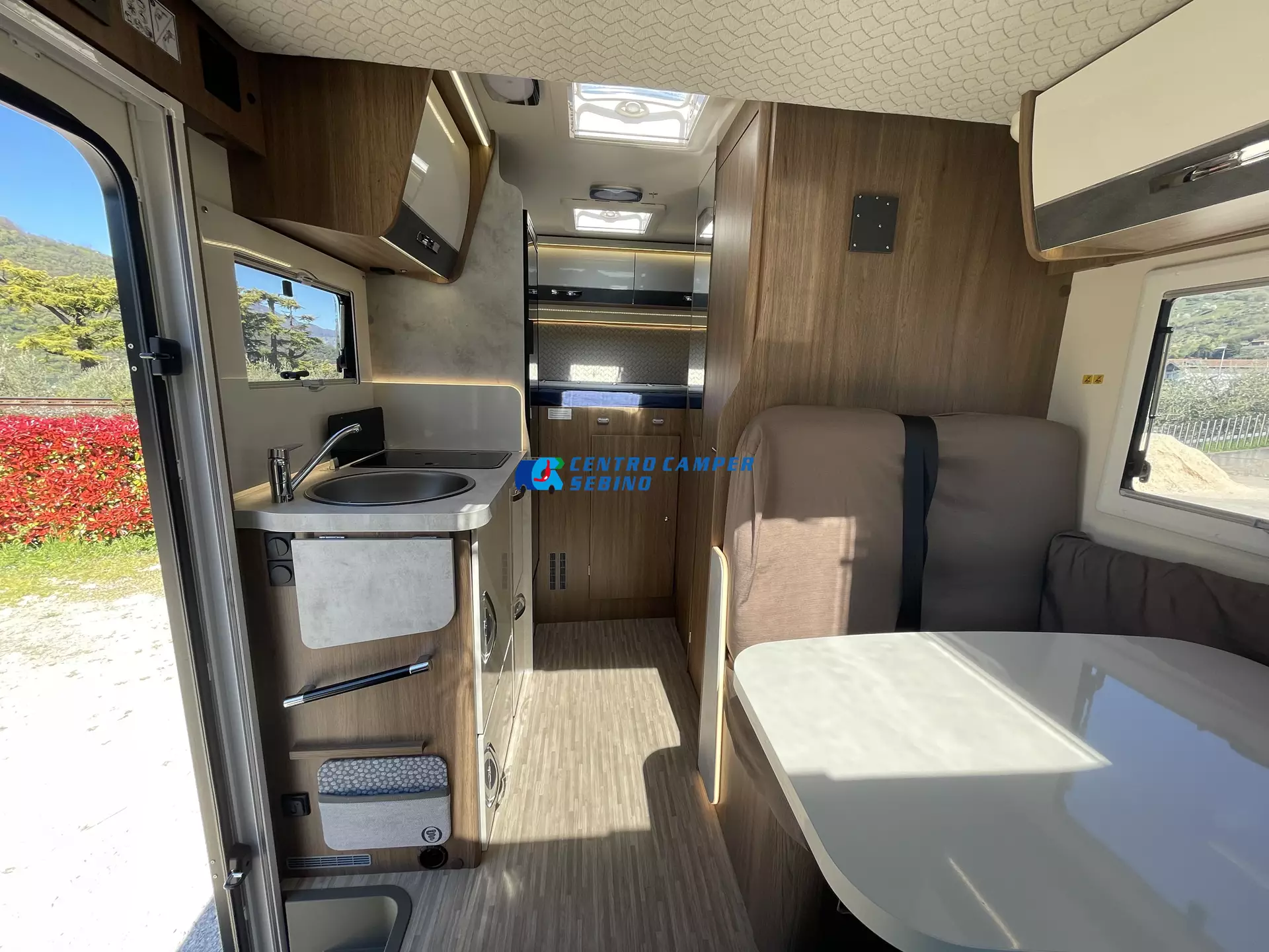 Elnagh Baron 531 cucina lineare e letto matrimoniale