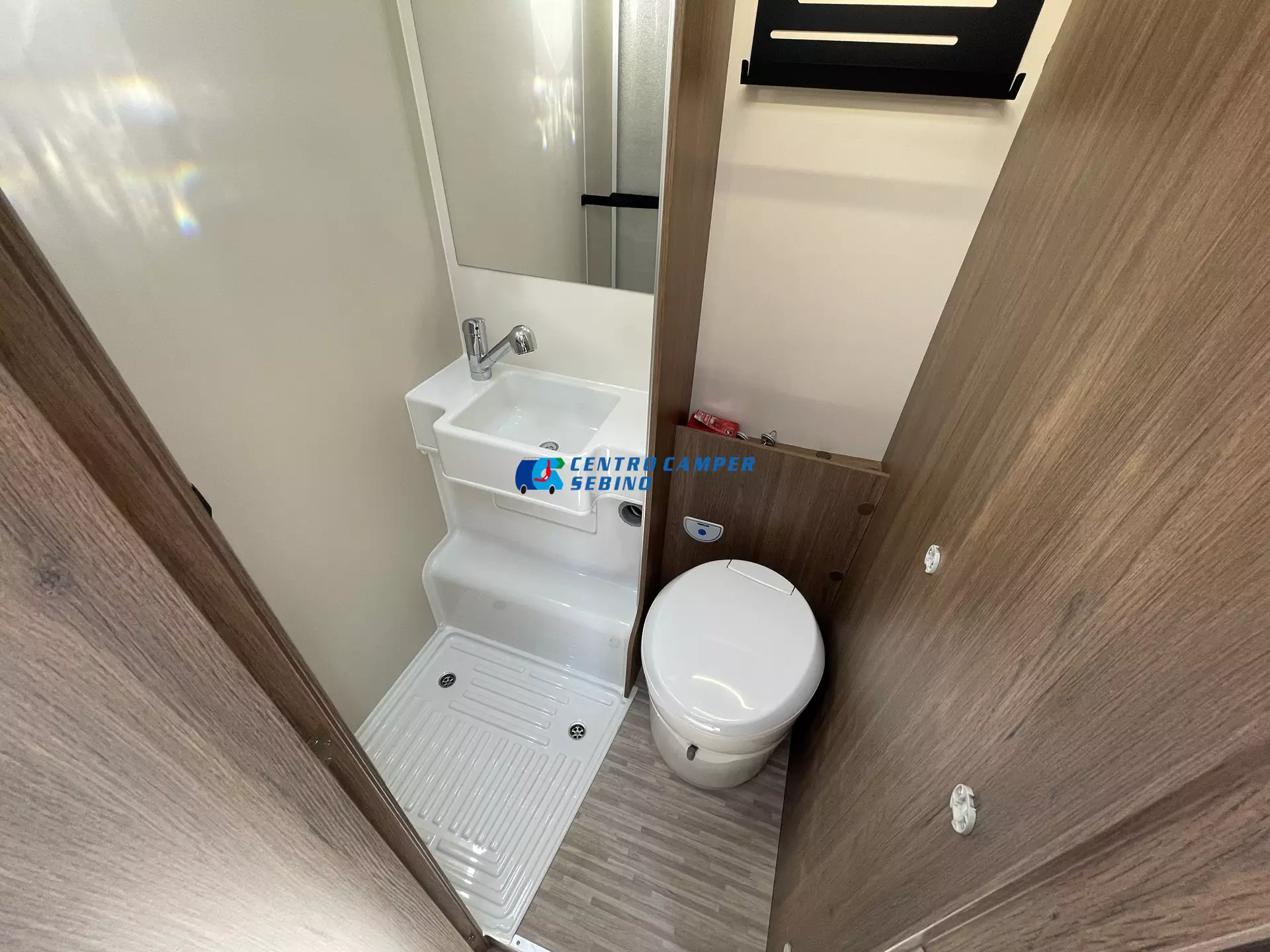 Elnagh Baron 531 bagno con doccia separata