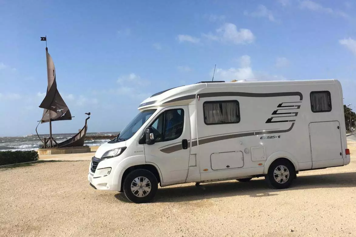 Camper semintegrale in riva al mare