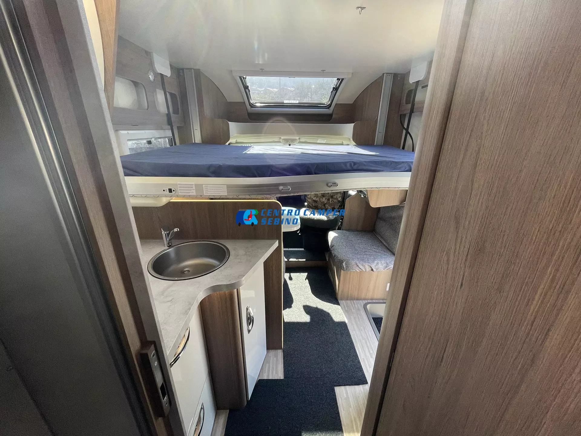Elnagh Baron 573 camper semintegrale 7,45 mt 4 posti con letti gemelli, maxi garage e bagno con doccia separata