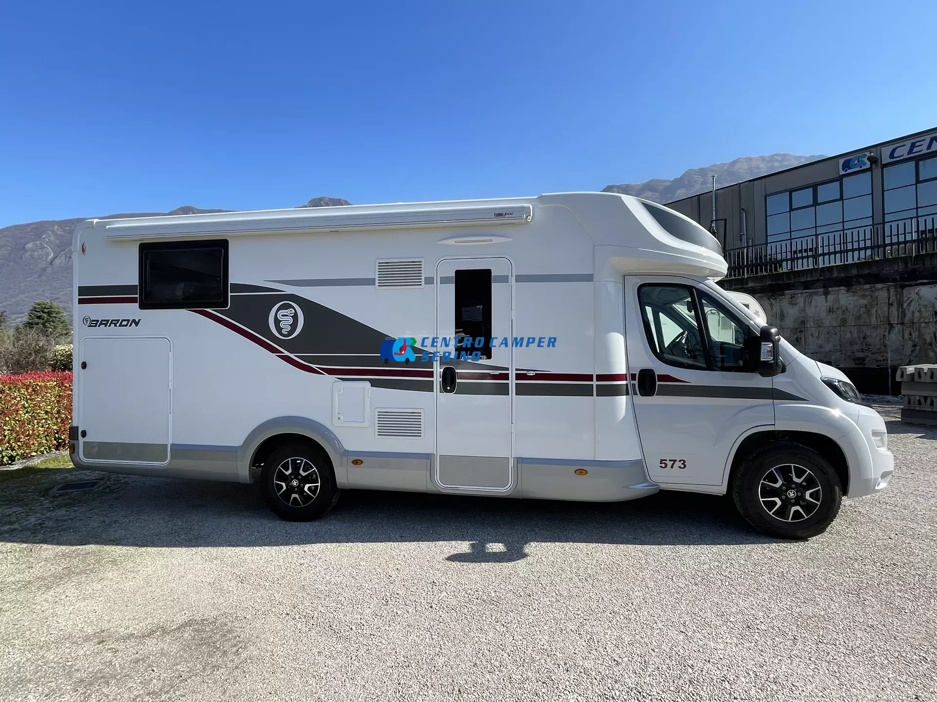 Elnagh Baron 573 camper semintegrale 7,45 mt 4 posti con letti gemelli, maxi garage e bagno con doccia separata