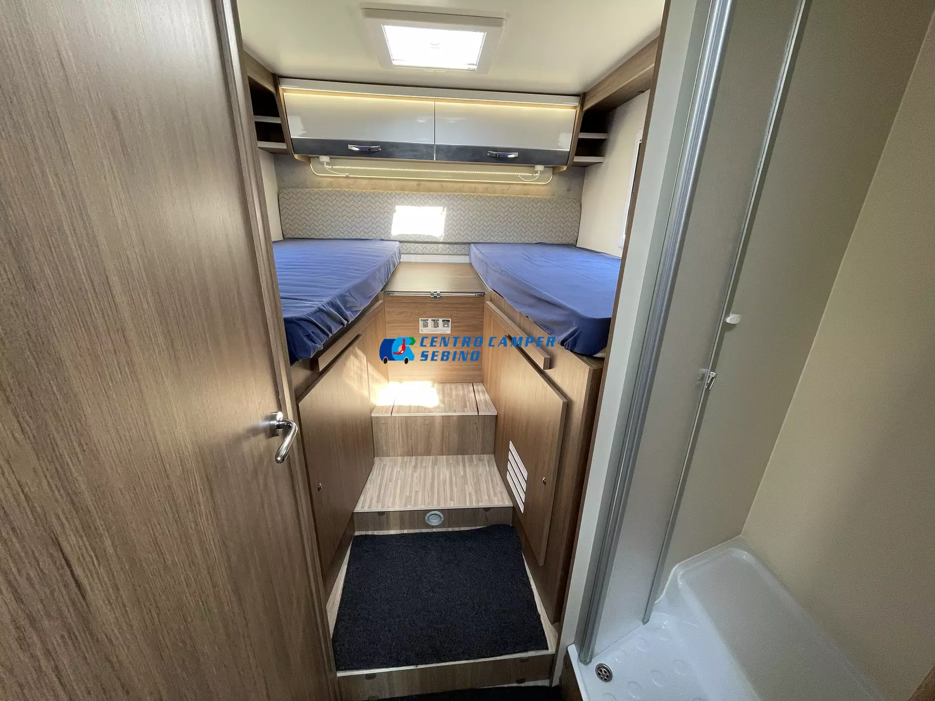 Elnagh Baron 573 camper semintegrale 7,45 mt 4 posti con letti gemelli, maxi garage e bagno con doccia separata