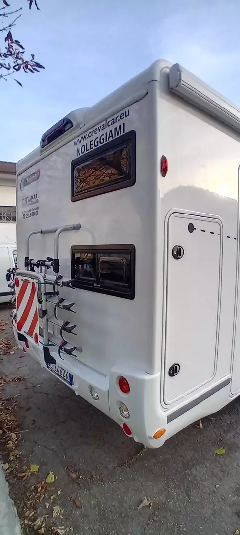 esterno post con portabici e telecamera