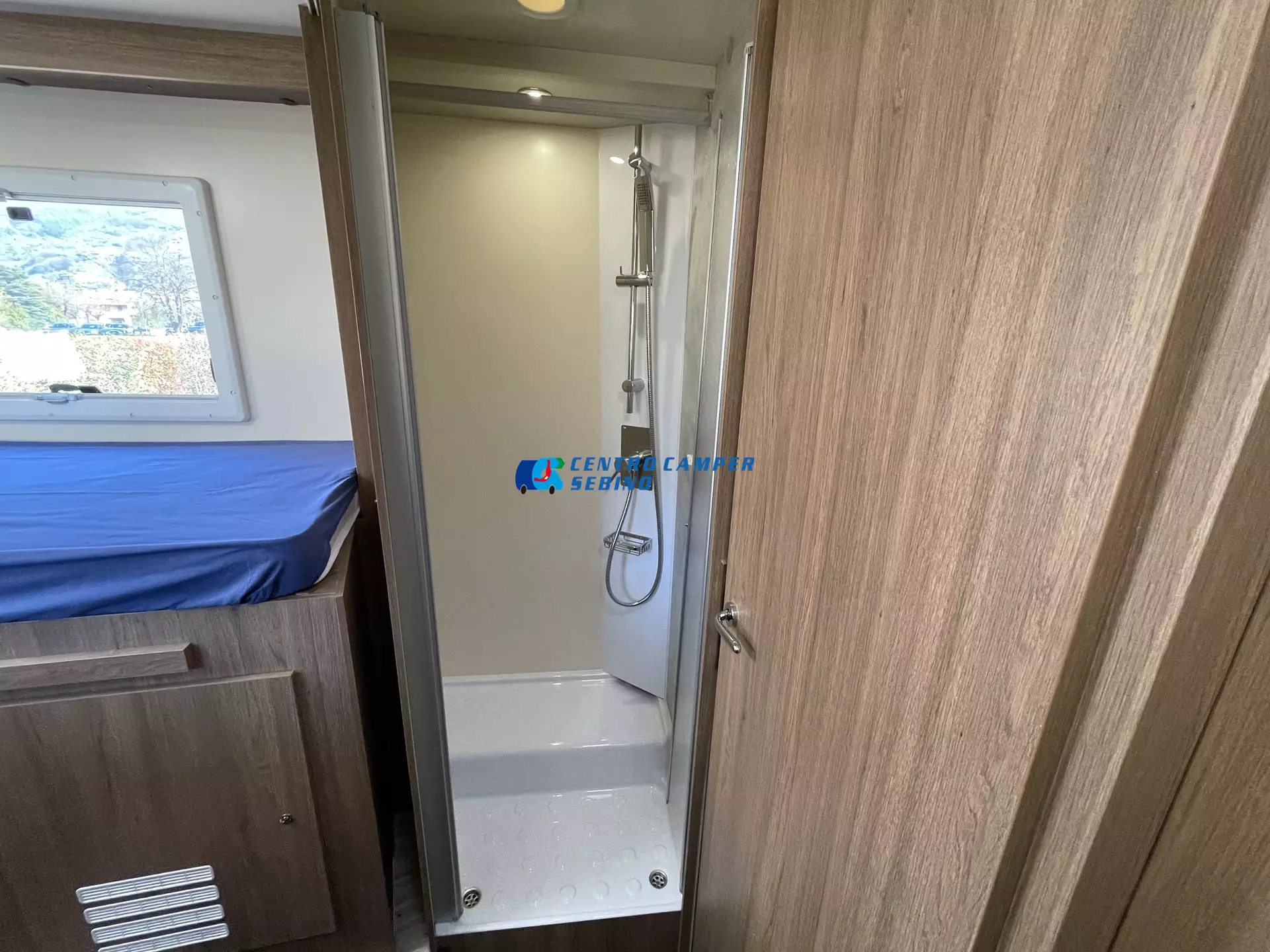 Elnagh Baron 573 camper semintegrale 7,45 mt 4 posti con letti gemelli, maxi garage e bagno con doccia separata