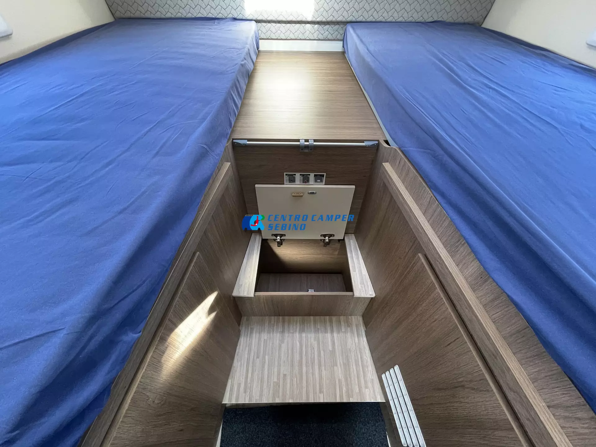 Elnagh Baron 573 camper semintegrale 7,45 mt 4 posti con letti gemelli, maxi garage e bagno con doccia separata