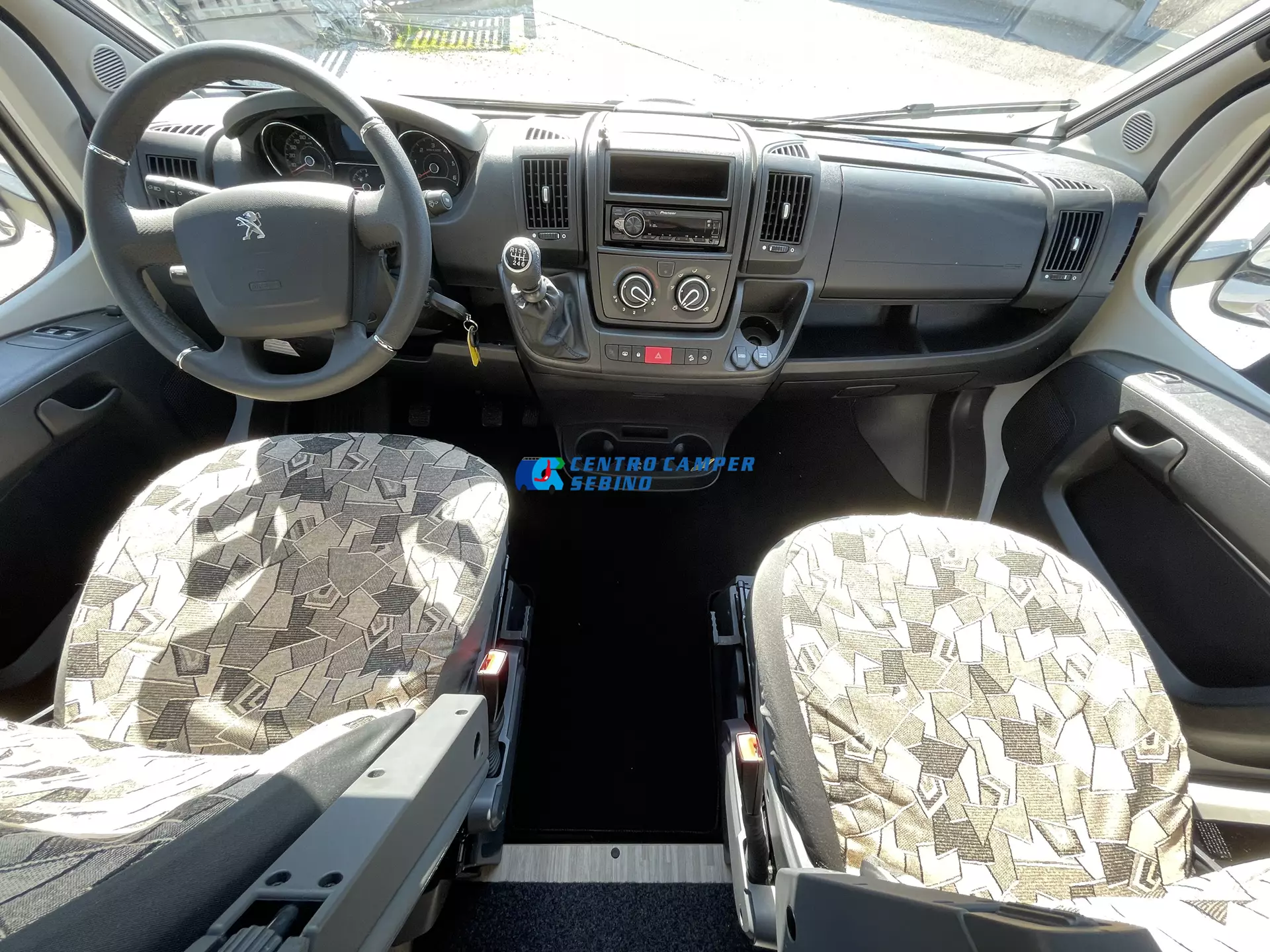 Elnagh Baron 573 camper semintegrale 7,45 mt 4 posti con letti gemelli, maxi garage e bagno con doccia separata