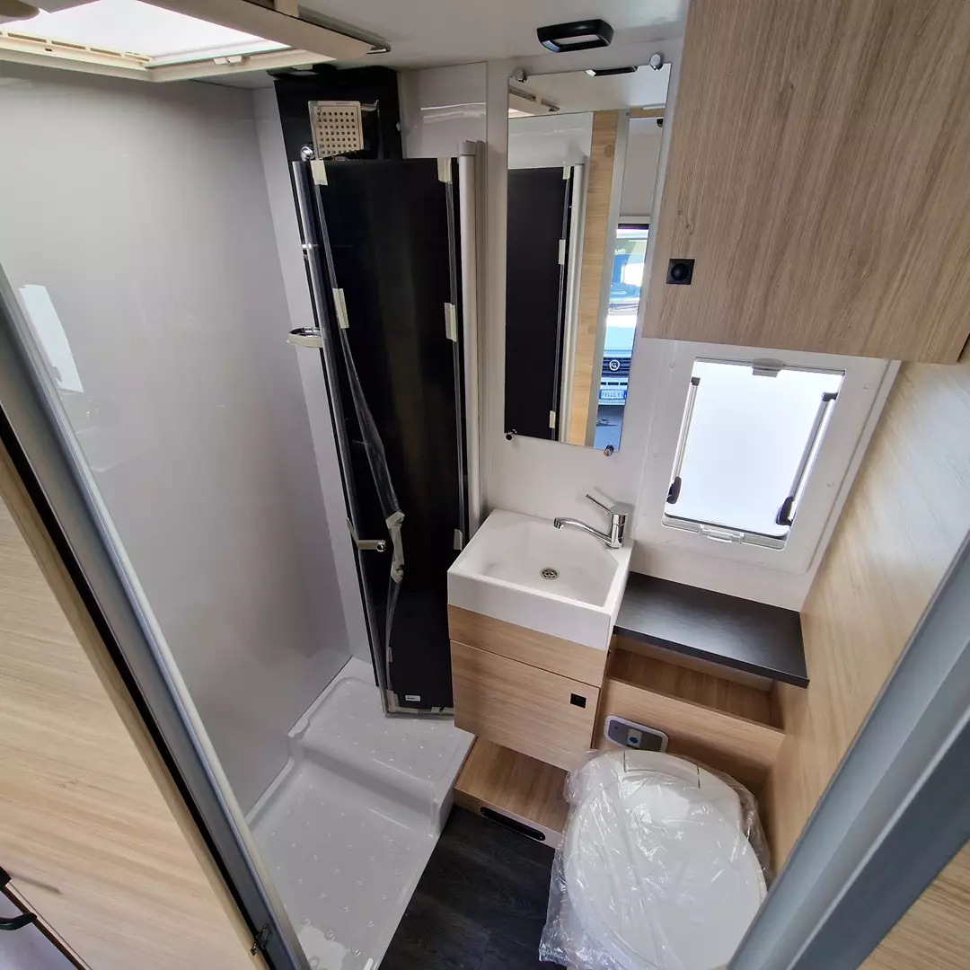bagno con maxi doccia separata e a due scarichi